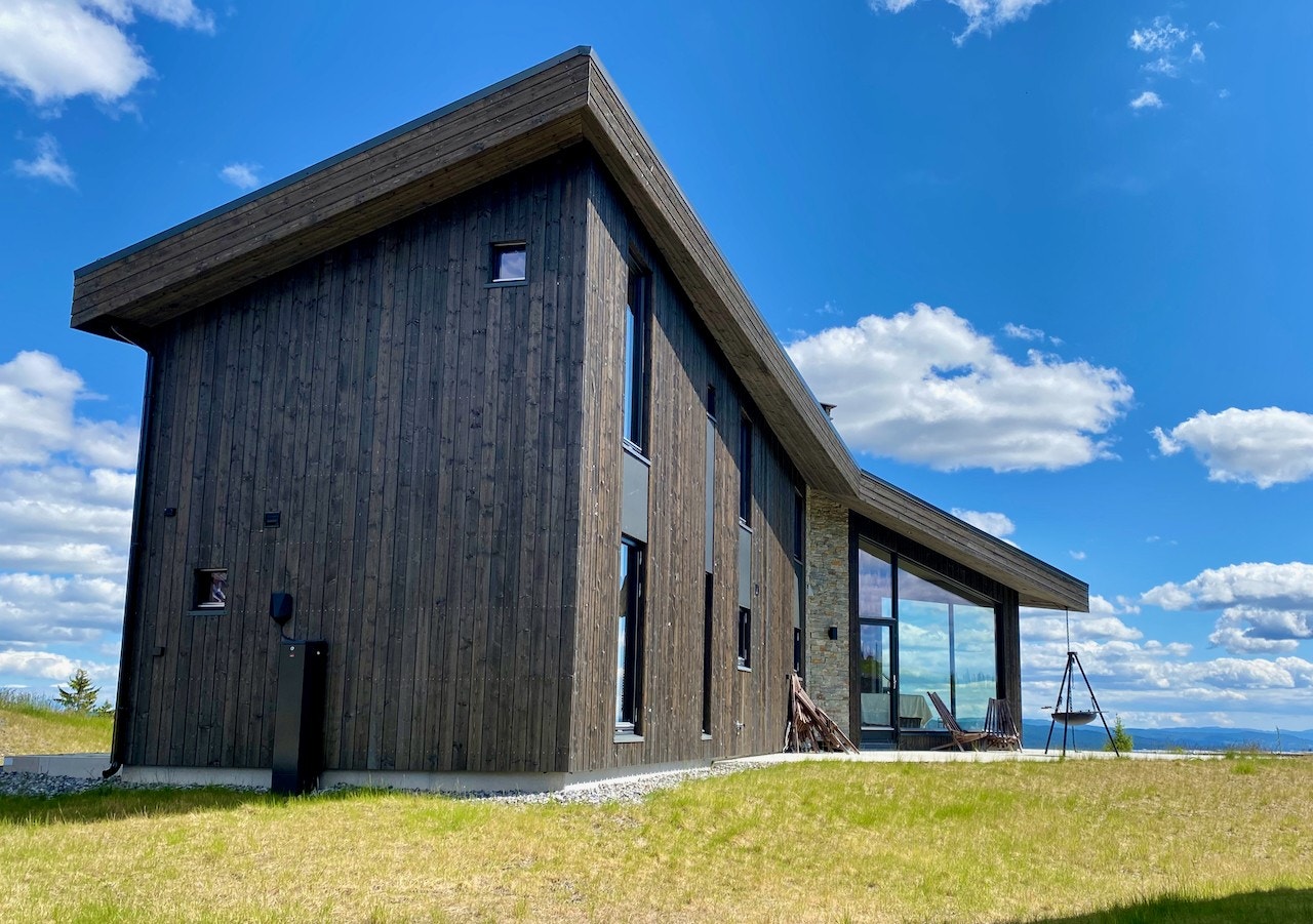 Prosjekterte hytter beliggende på Storefjellstølen på toppen av Golsfjellet - 994 moh. Meget god beliggenhet med aktivitetene rett utenfor døren. Bilder fra ferdigstilt og solgt hytte, sommer 2024. Galleribilde