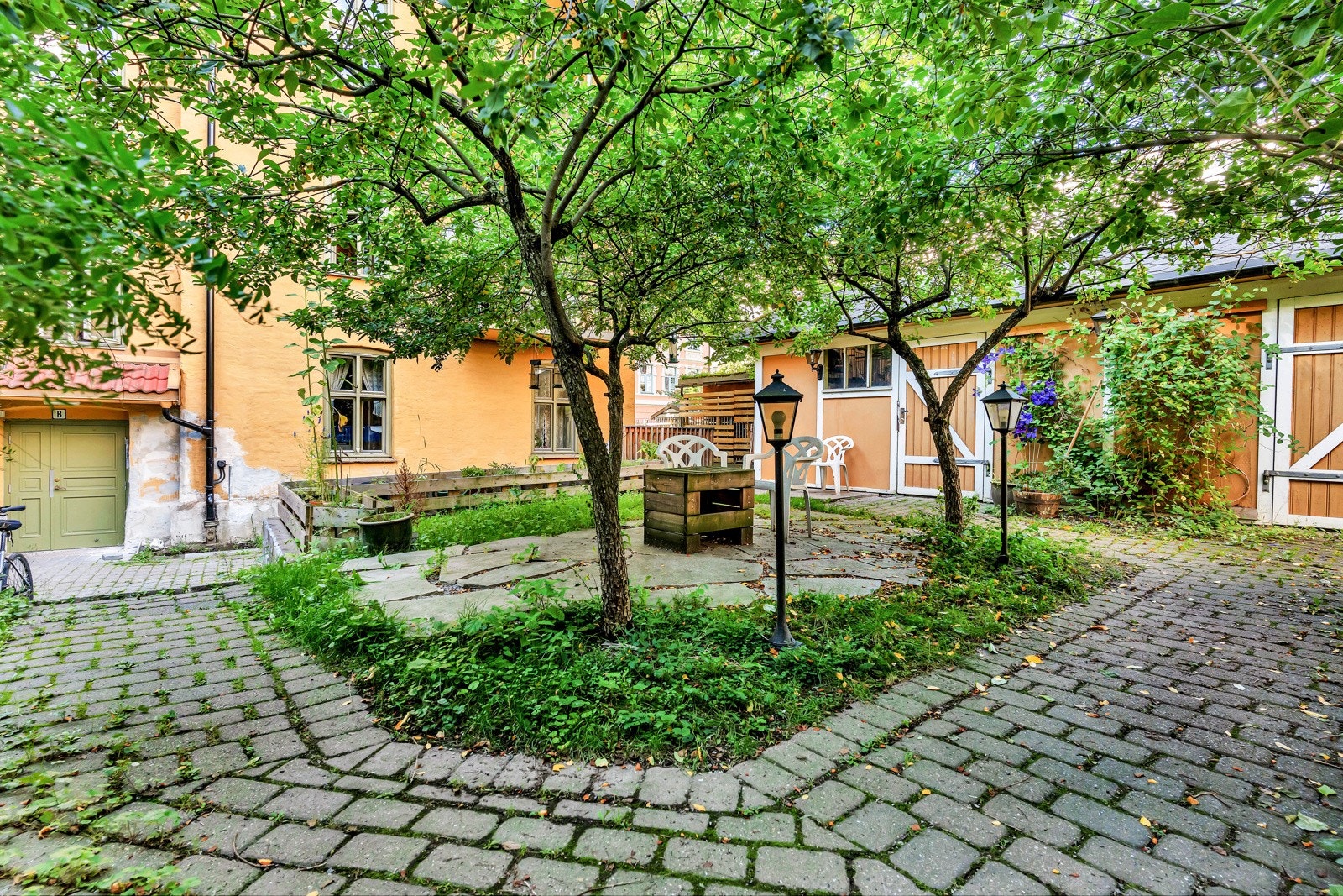 Pent opparbeidet felles bakgård. Galleribilde