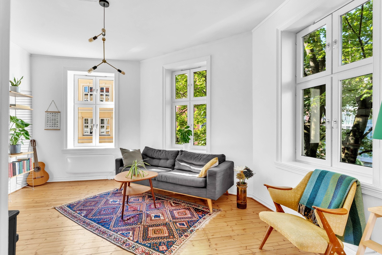 Store vindusflater sørger for rikelig med naturlig lysinnslipp i stuen. Galleribilde