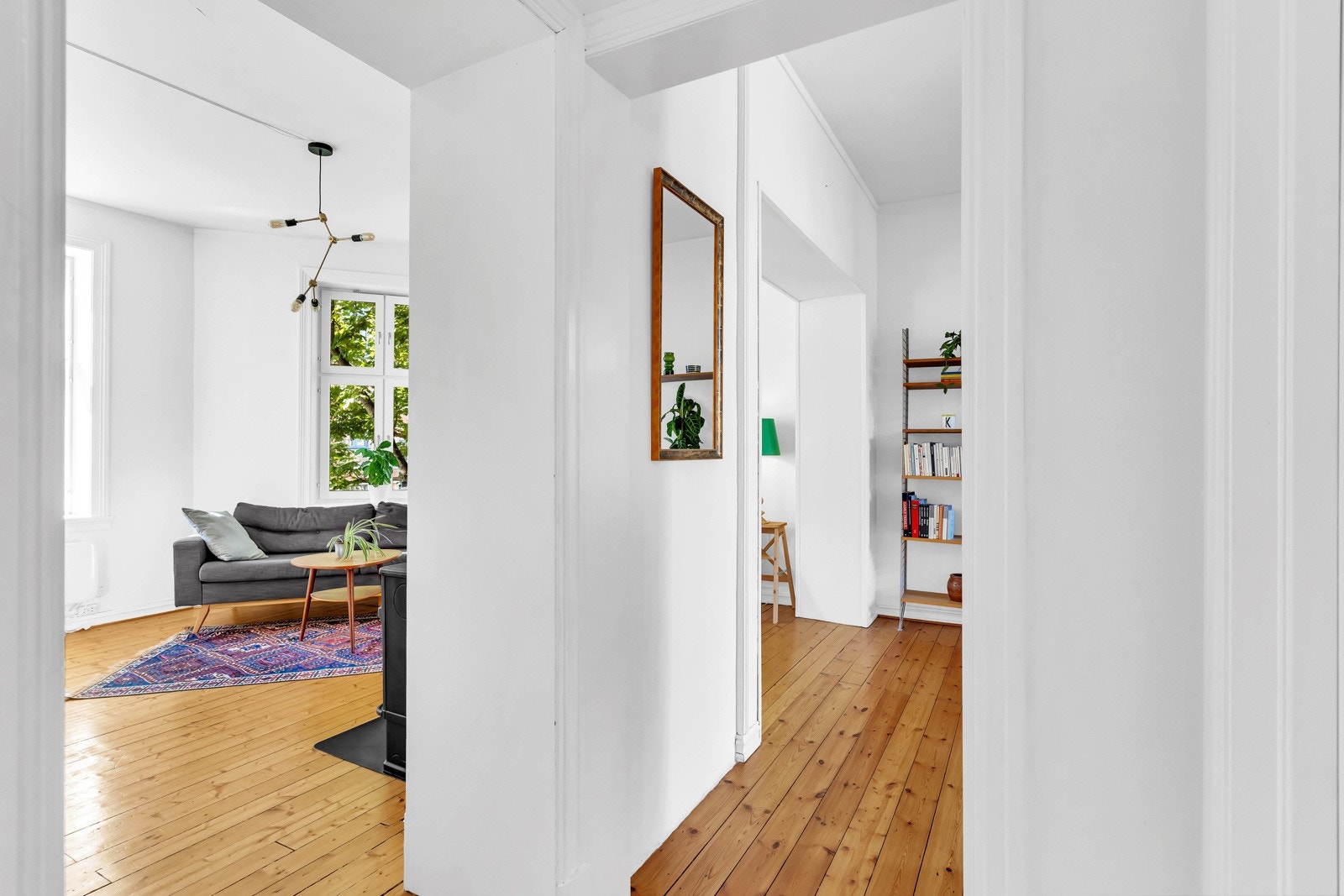Leiligheten har en unik utforming med vinduer på tre sider. Galleribilde