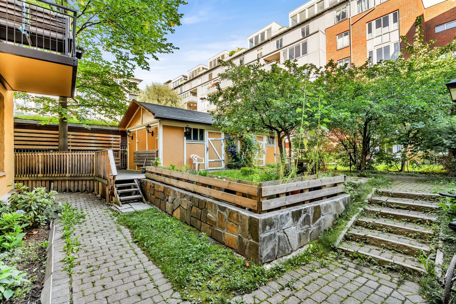 Pent opparbeidet felles bakgård. Galleribilde