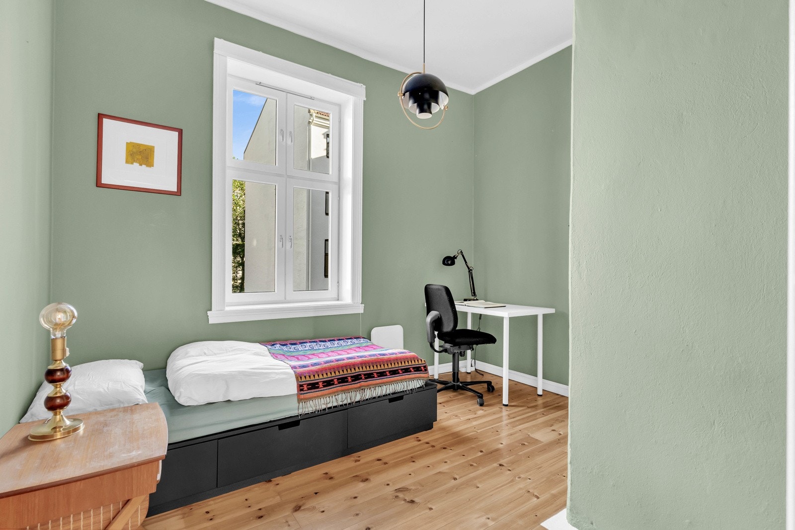 Soverom II vender mot bakgård, og er i dag innredet som gjesterom/ kontor. Galleribilde