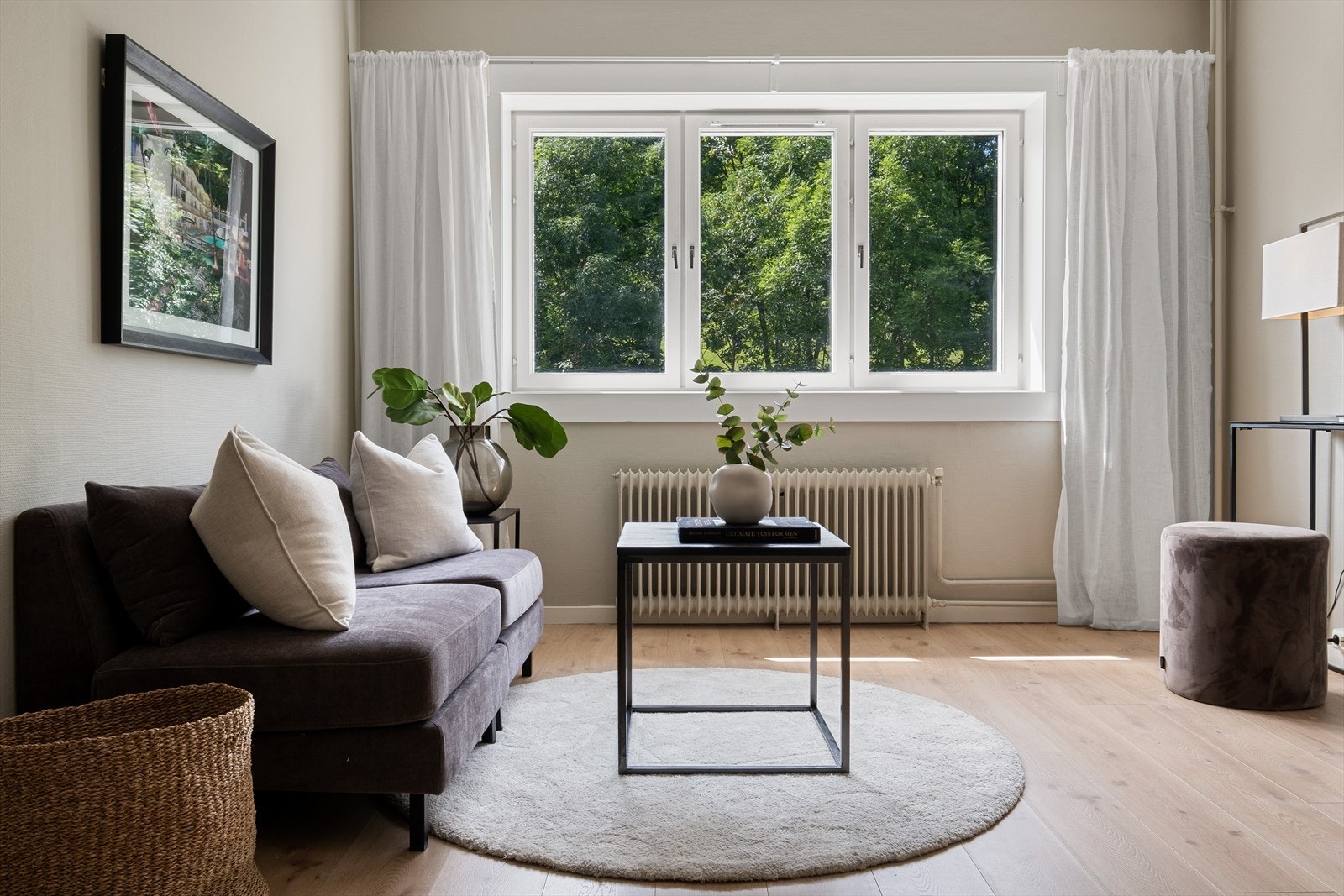 Leiligheten har grønt og frodig utsyn fra vinduene. Galleribilde