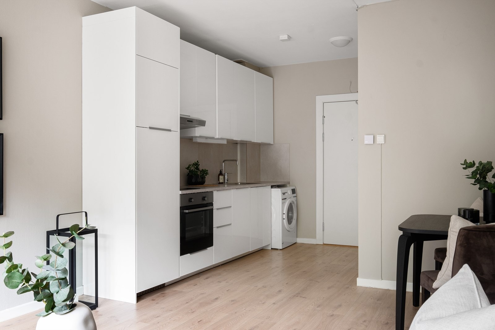 Kjøkkenet er fra 2015 med integrerte hvitevarer som medfølger handelen (vaskemaskin medfølger ikke). Galleribilde