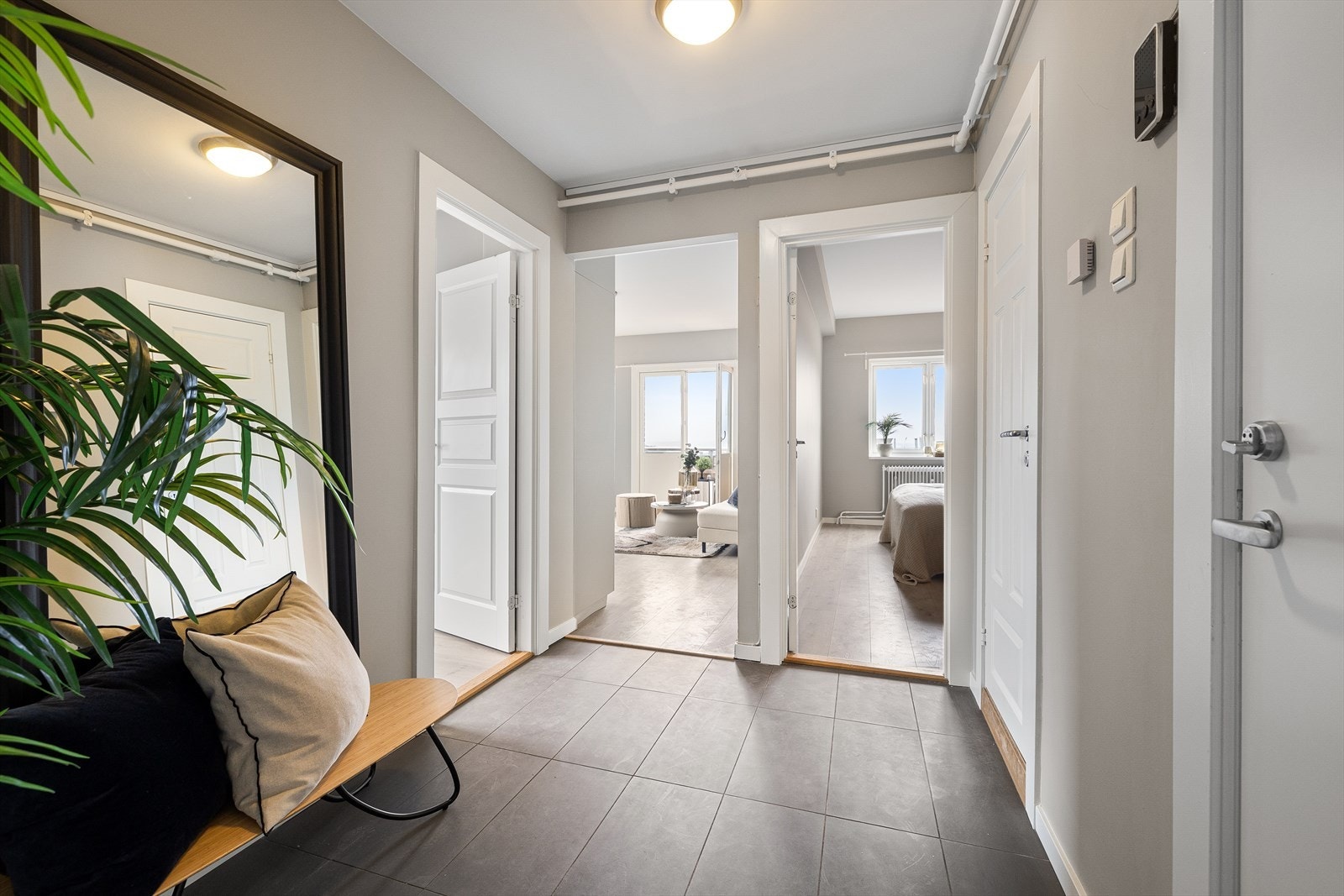 Leiligheten har en romslig entré som leder inn til alle rom Galleribilde