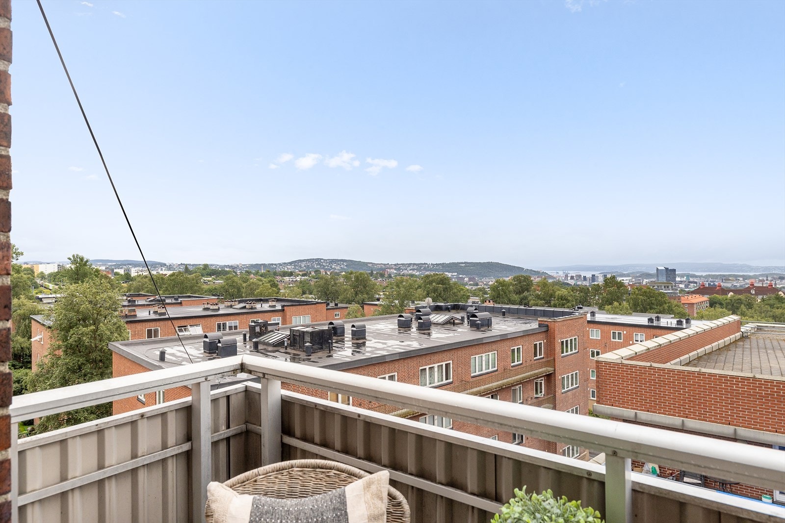 Med ingenting over ligger balkongem usjenert for sollys Galleribilde