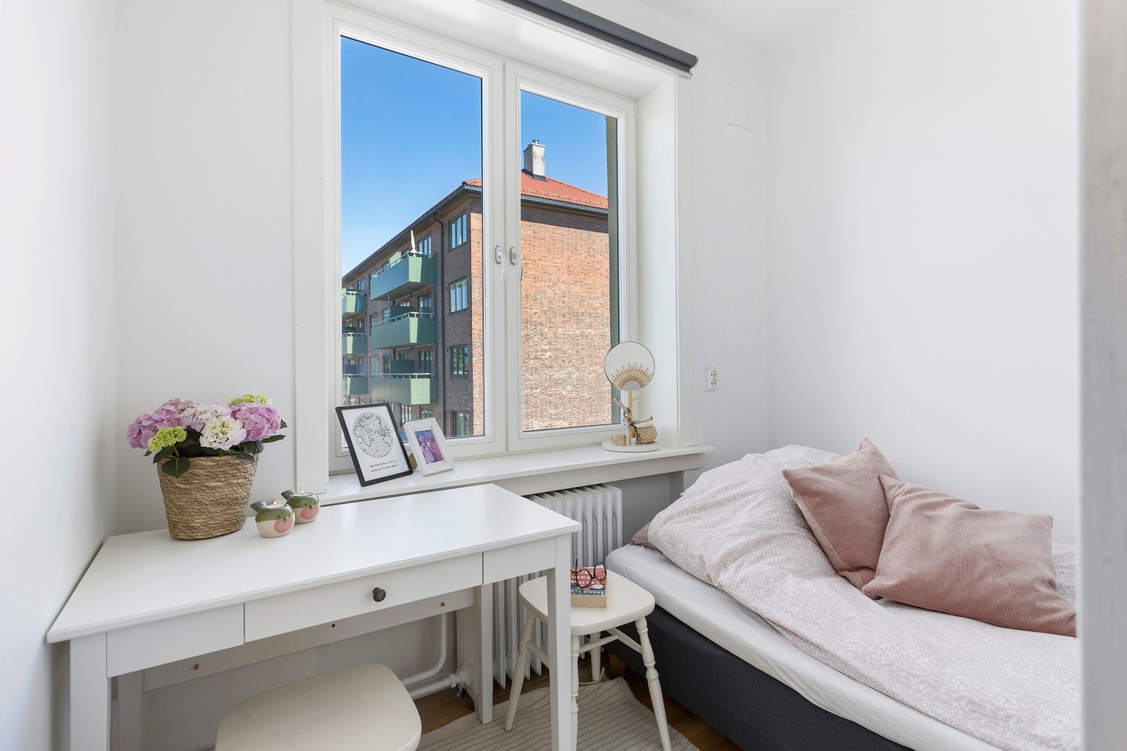 Soverom med seng og plass til skrivebord. Galleribilde