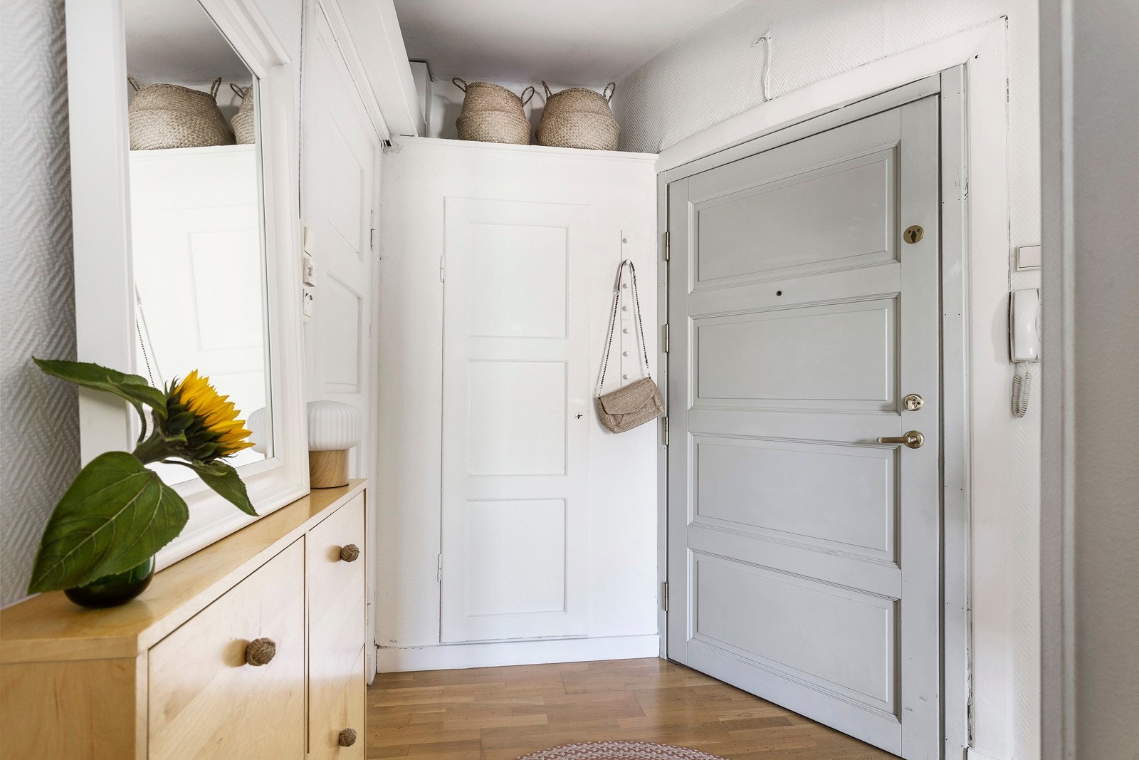 Hvit og lys entré med innvendig bod. Galleribilde