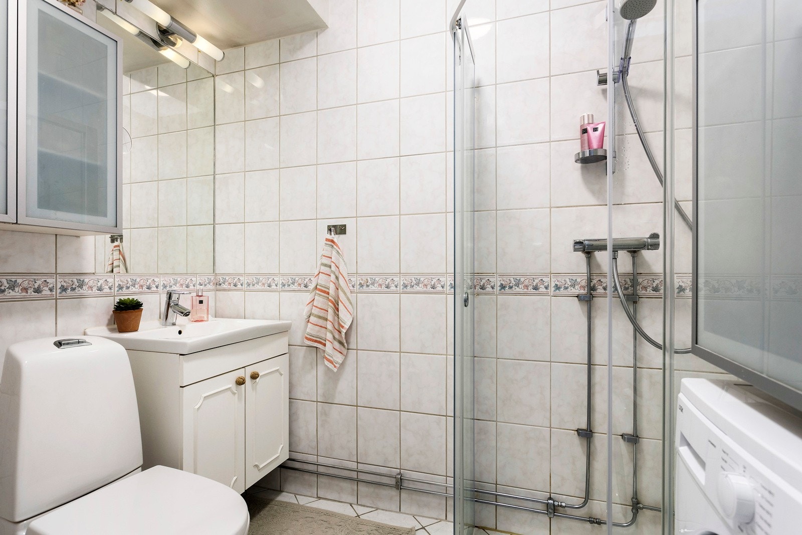 Badet har flislagte overflater. Nytt dusjhjørne og dusjbatteri ble montert i 2023. Galleribilde