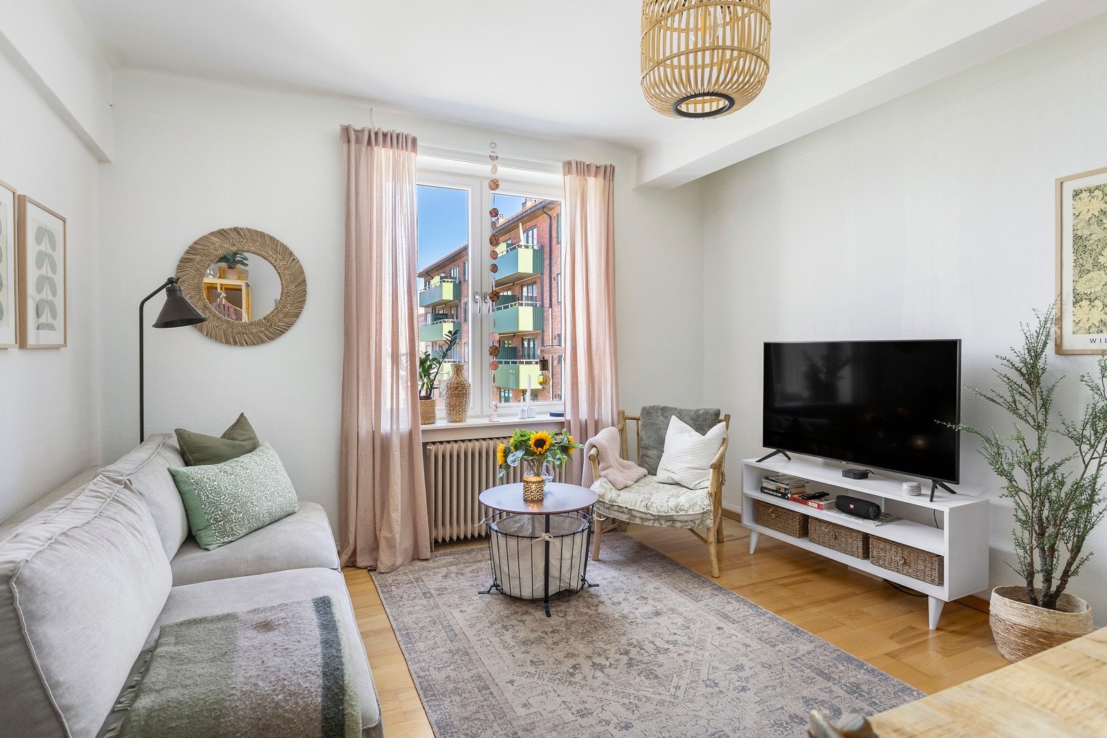 Vinduer med 3-lags glass og trekarmer. Galleribilde