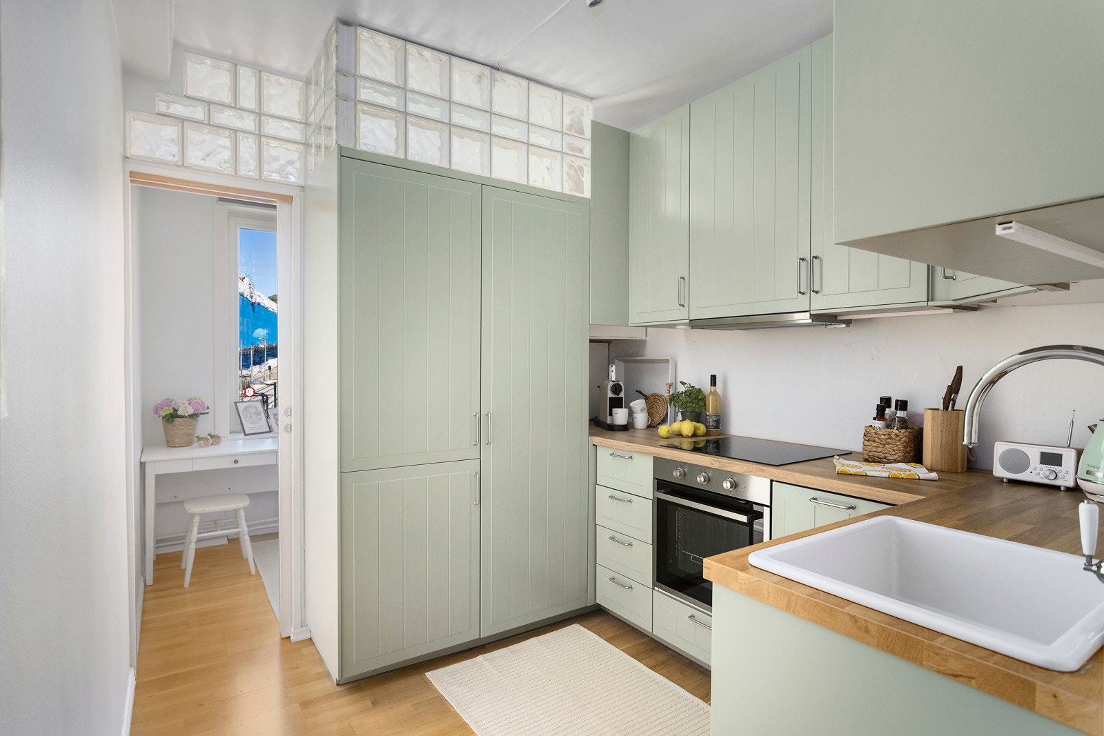 IKEA kjøkkeninnredning med grønnmalte, profilerte fronter. Galleribilde