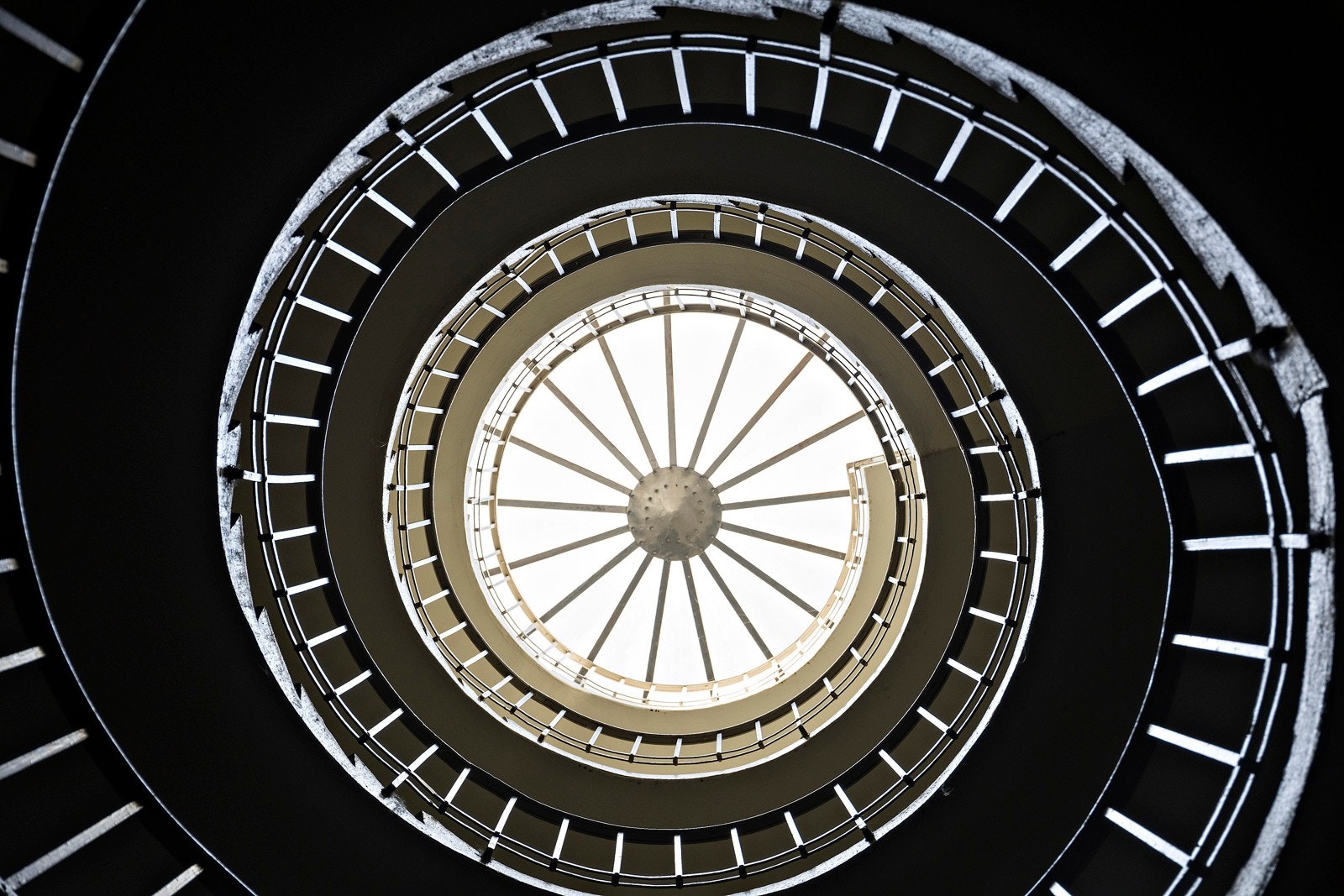 Bygget har en klassisk trappeoppgang med vindu i tak. Galleribilde