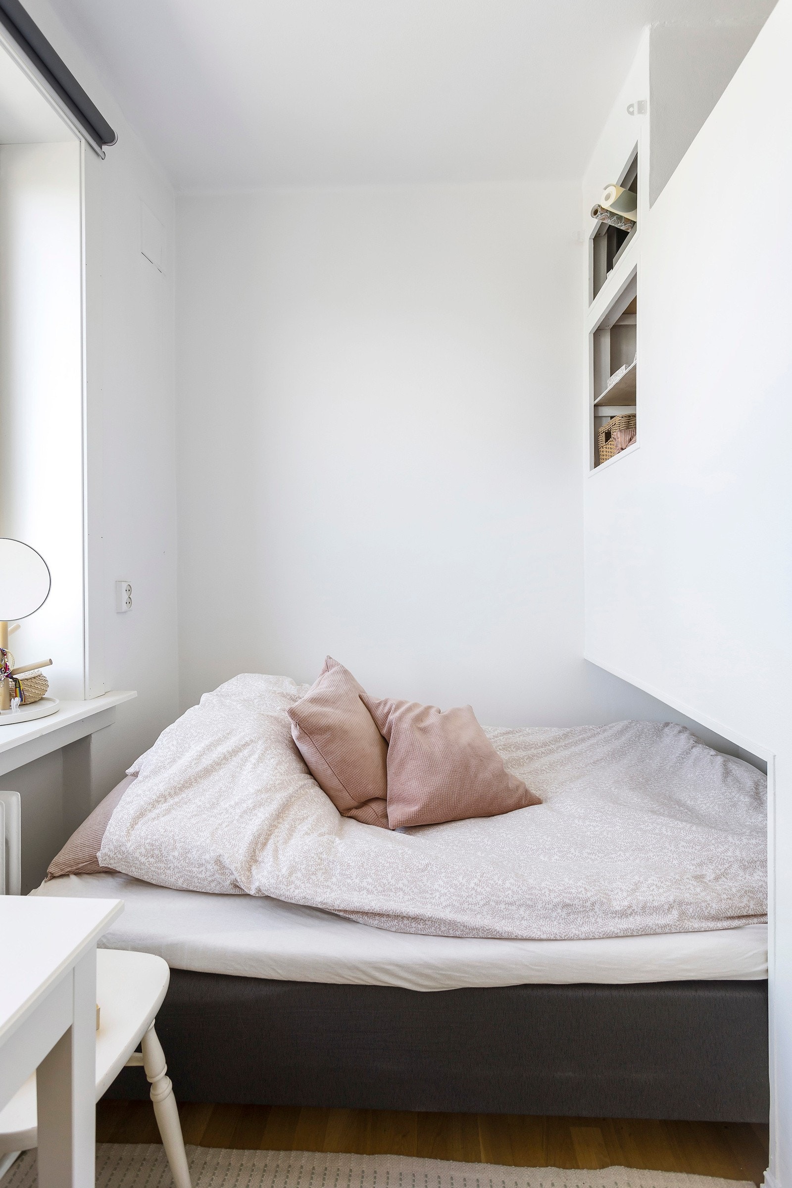 Kjekk løsning seng og diverse lagring. Galleribilde