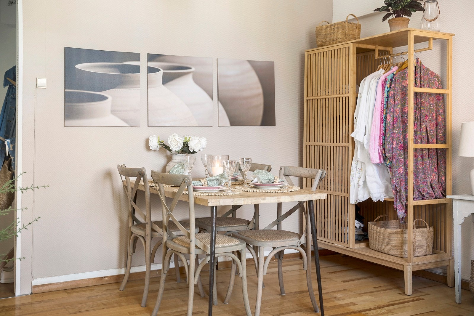 Lekker beigefarge på stueveggen. Galleribilde