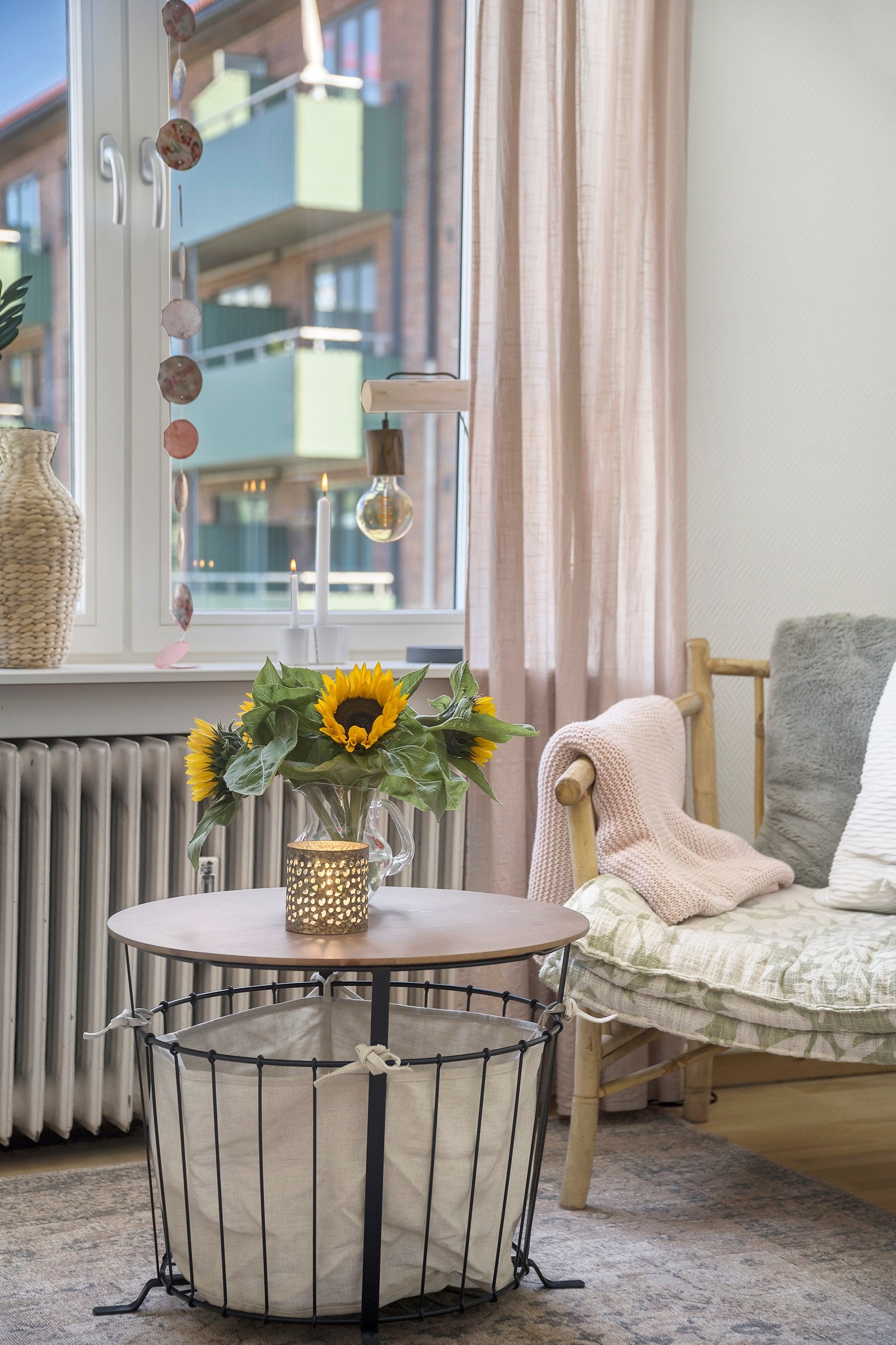 Store vindusflater sørger for godt med naturlig lysinnslipp til hele rommet. Galleribilde