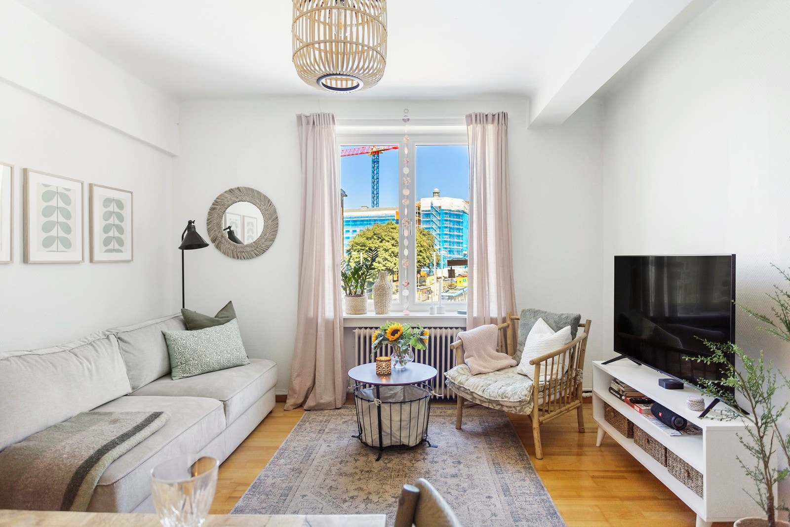 Lys stue med radiator og god plass for møblering. Galleribilde