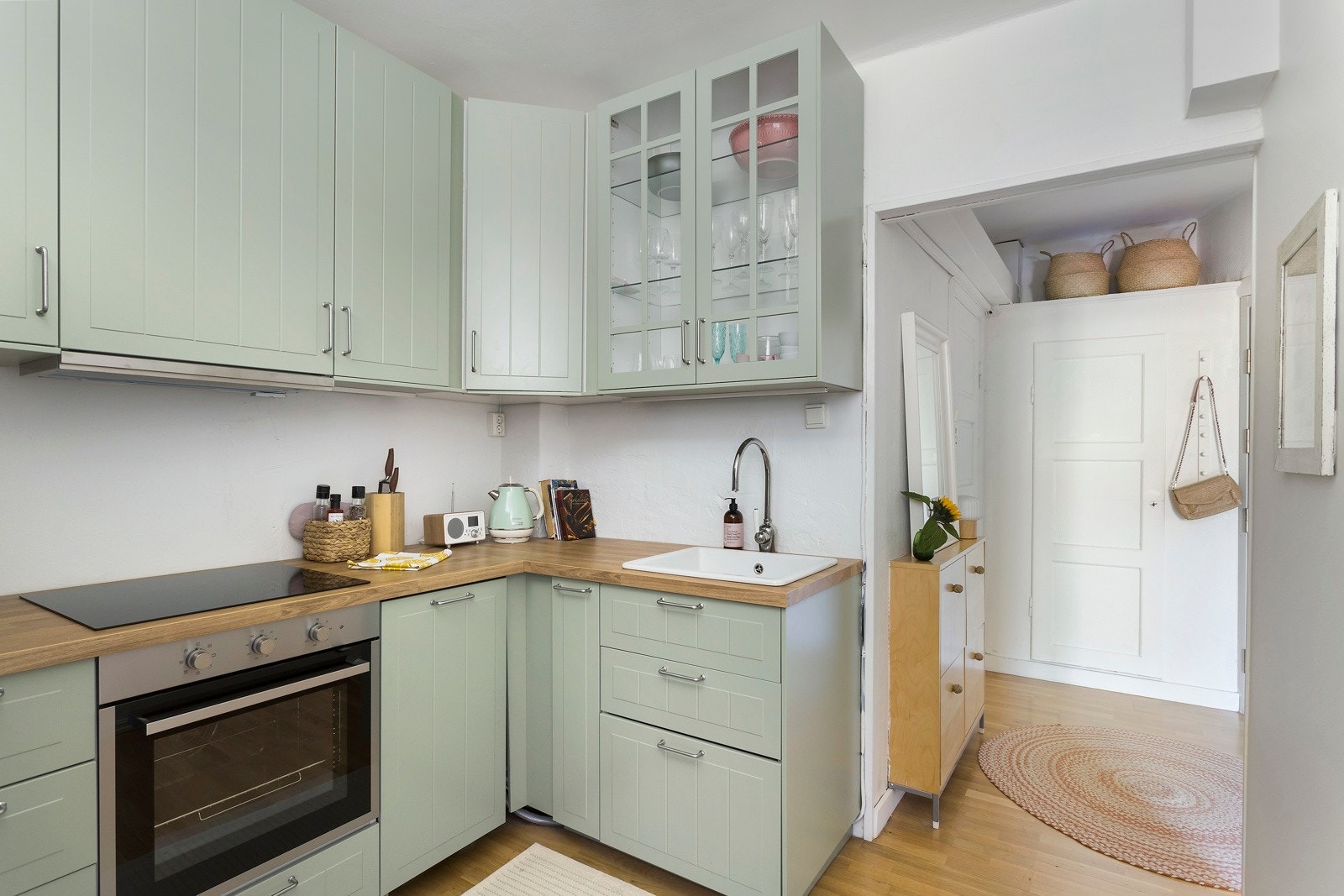 Kjøkkeninnredningen med hvitevarer ble montert i 2023. Galleribilde