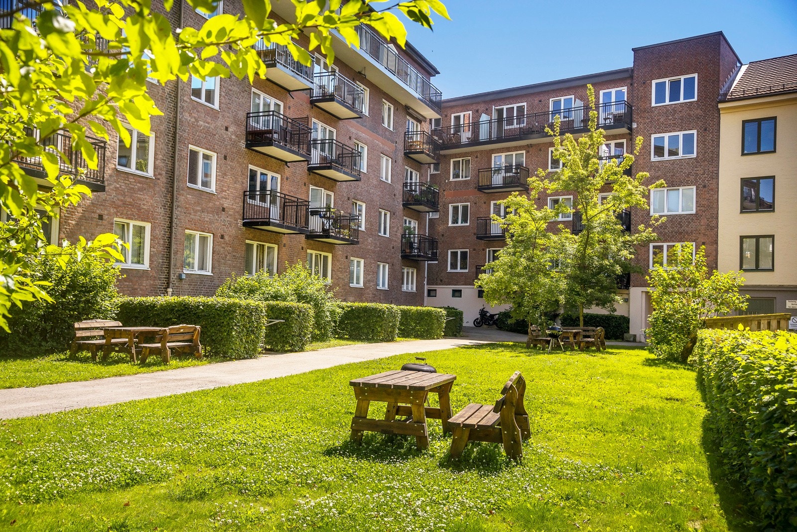 Stor uteplass med grill, og god plass til sittegrupper. Galleribilde