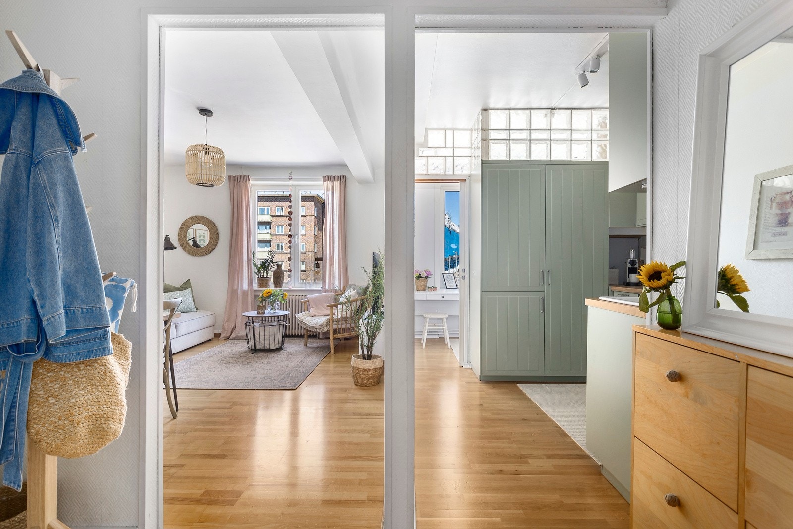 Separat stue/kjøkken løsning i leiligheten. Galleribilde