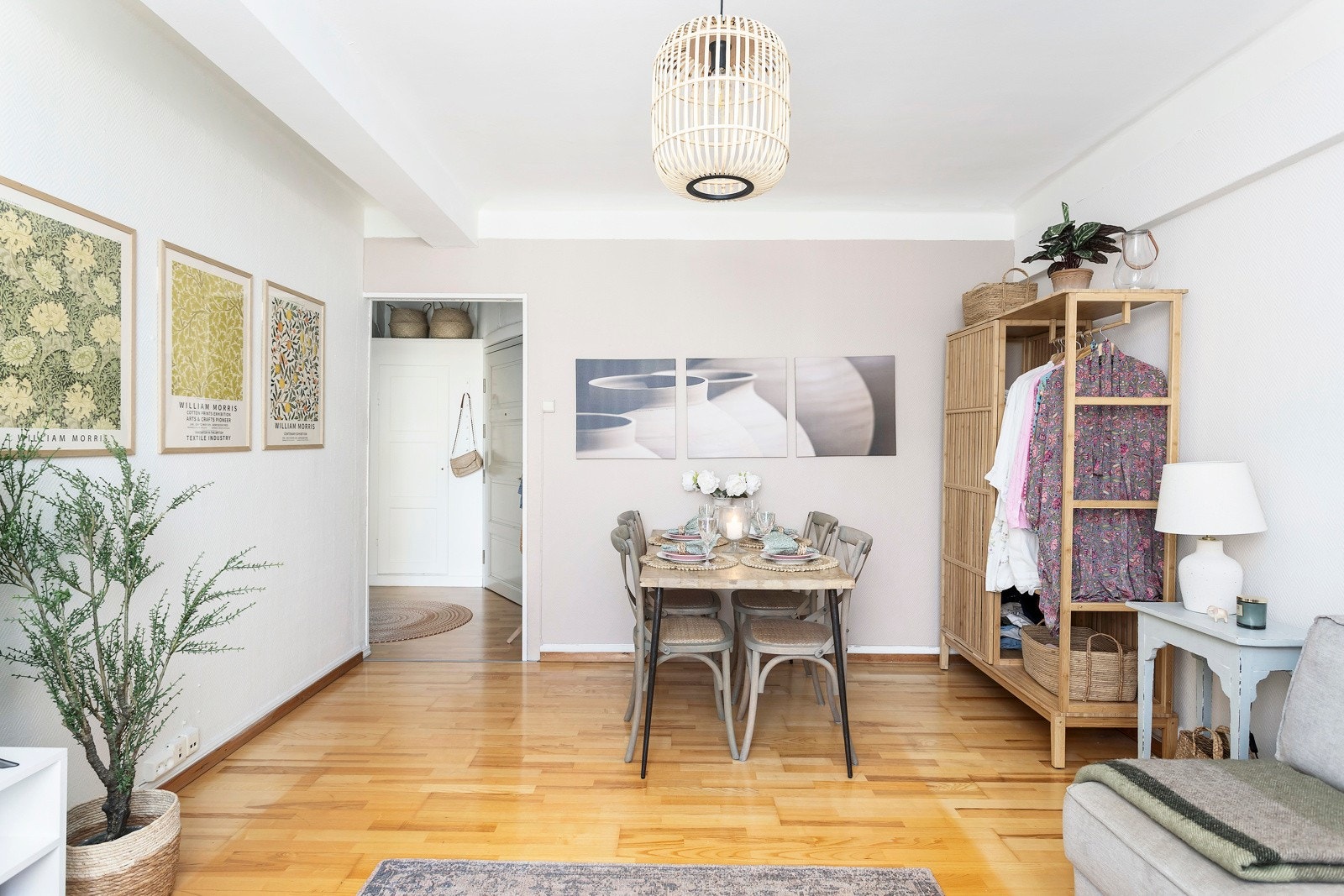 I stuen har du også mulighet for spisestue, med plass for spisebord og sittegruppe. Galleribilde