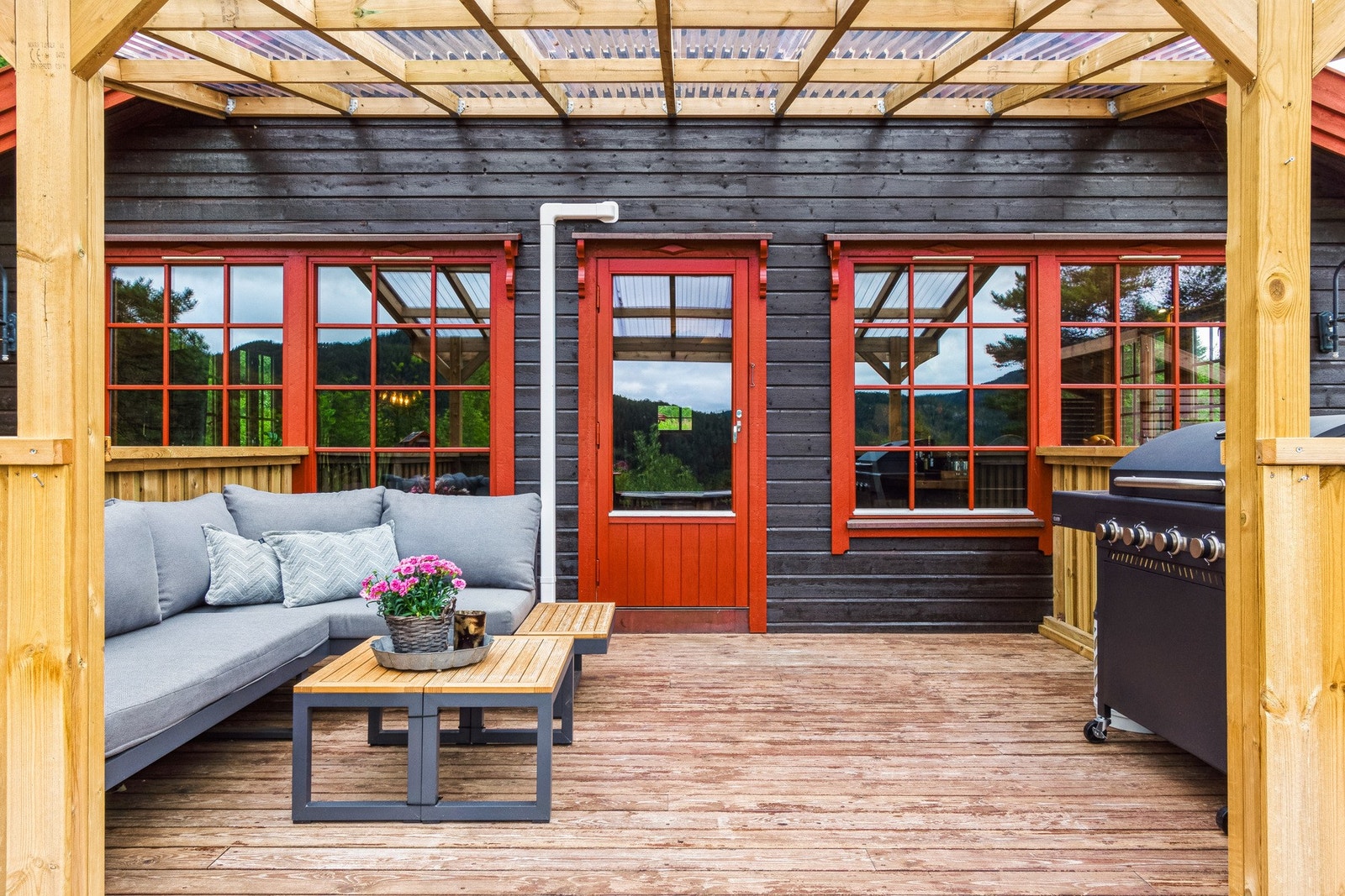 På terrassen er det laget en pergola med mulighet for sittegruppe under tak. Galleribilde