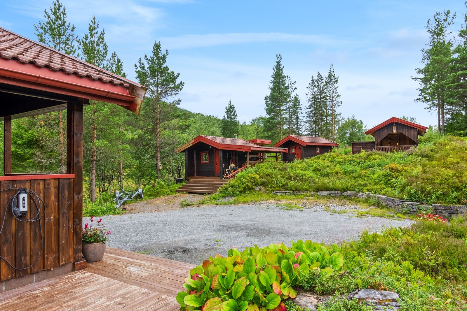 Det er god plass til parkering for flere biler på tomta. Galleribilde