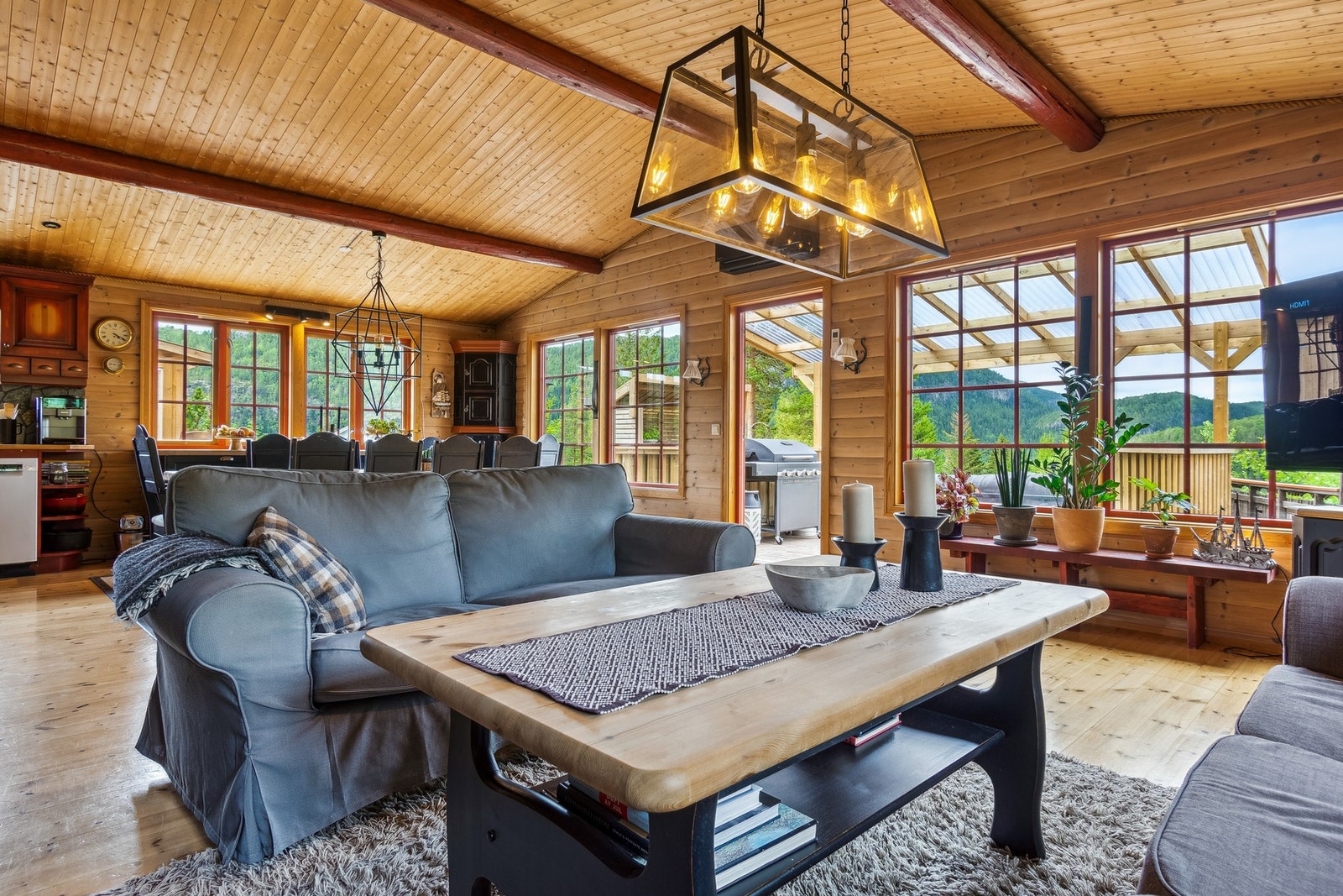 Her får man mye naturlig lysinnslipp fra tre himmelretninger uten innsyn fra naboer. Galleribilde