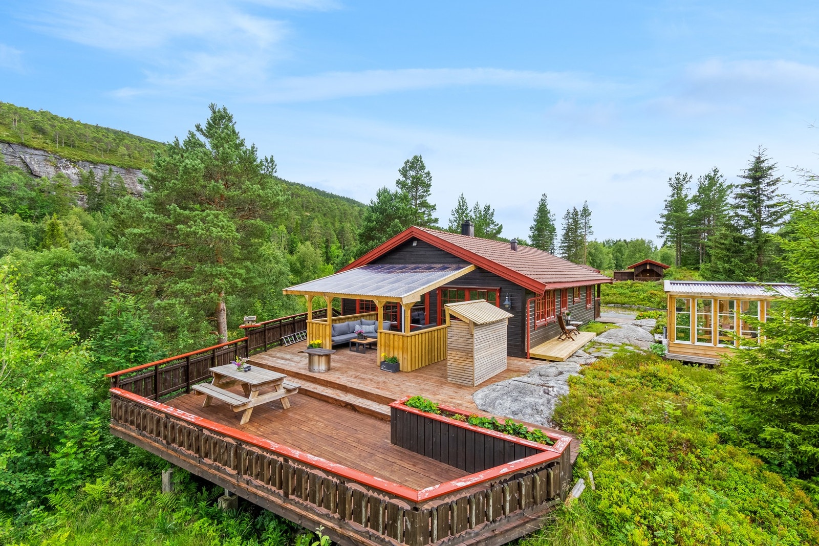 En lekker hytte beliggende i fredelige omgivelser i Nordfjorden i Råkvåg. Galleribilde