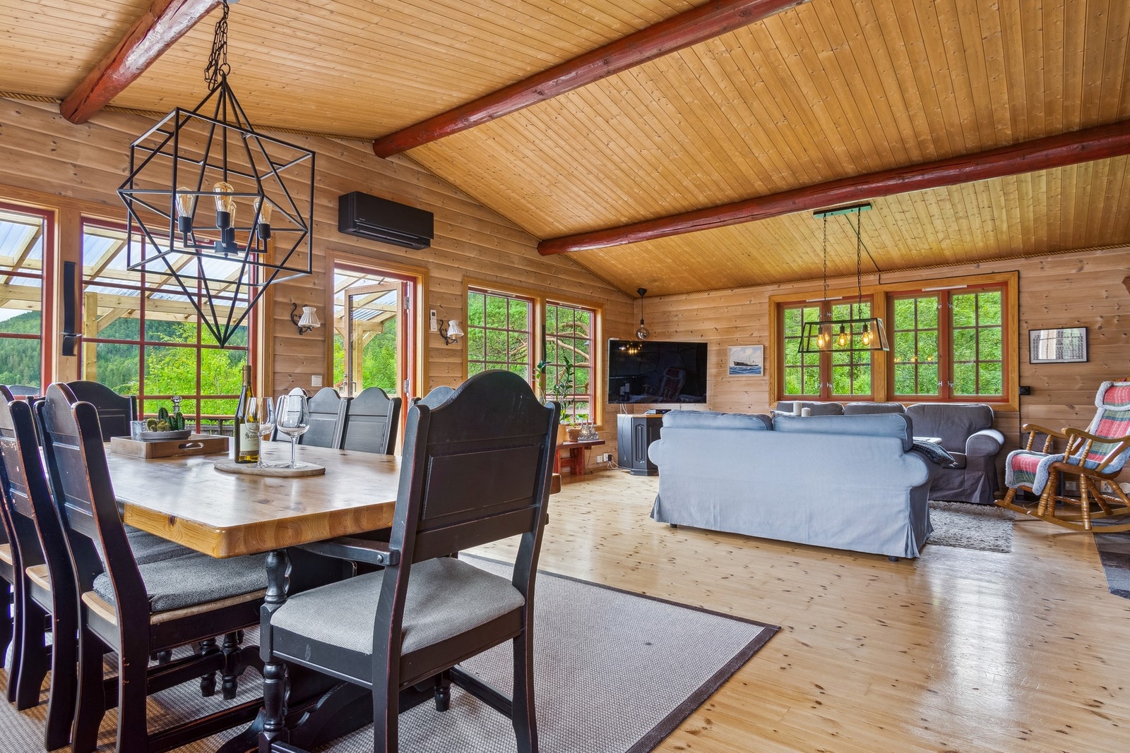 Stue og kjøkken har åpen løsning og utgjør hele 46 kvadratmeter. Galleribilde