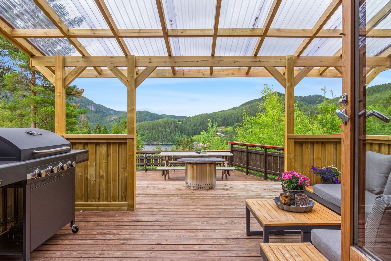 Her har man sjøutsikt samtidig som man ligger godt skjermet til. Galleribilde