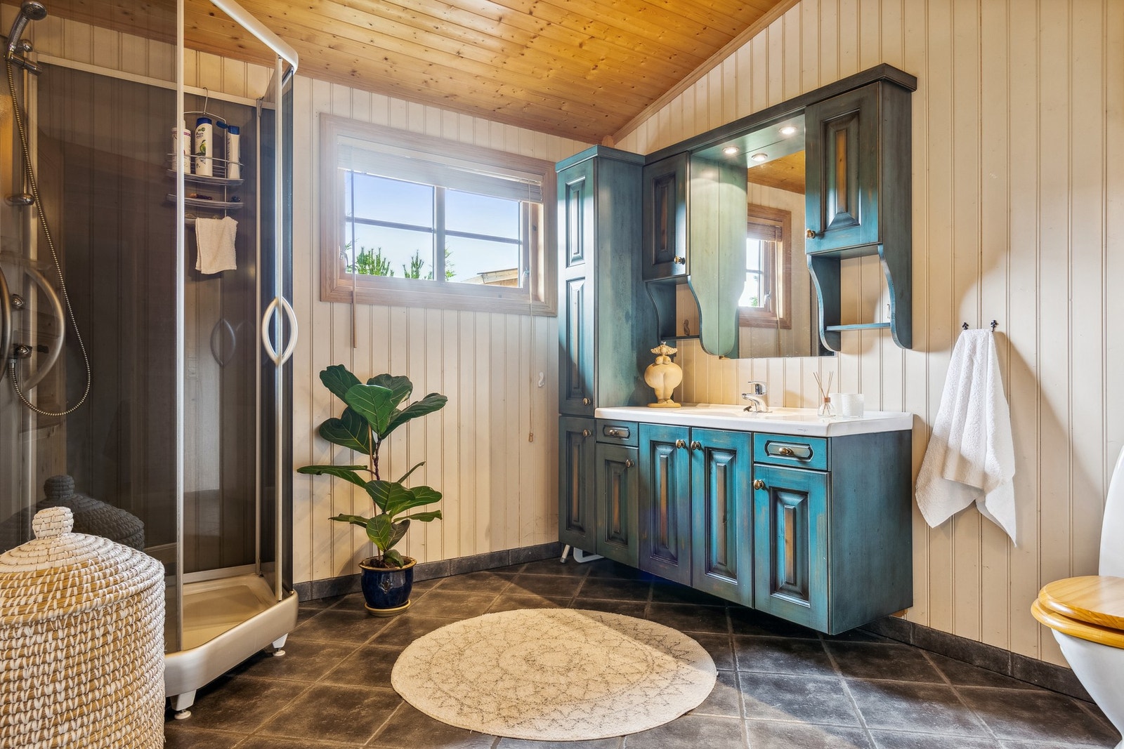 Pent flislagt bad på gode 7,5 kvadratmeter. Galleribilde