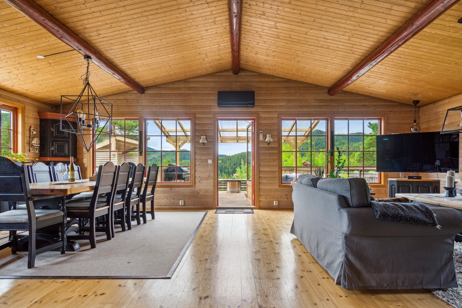 Fra stuen har man direkte utgang til en stor terrasse på hele 85 kvadratmeter. Galleribilde