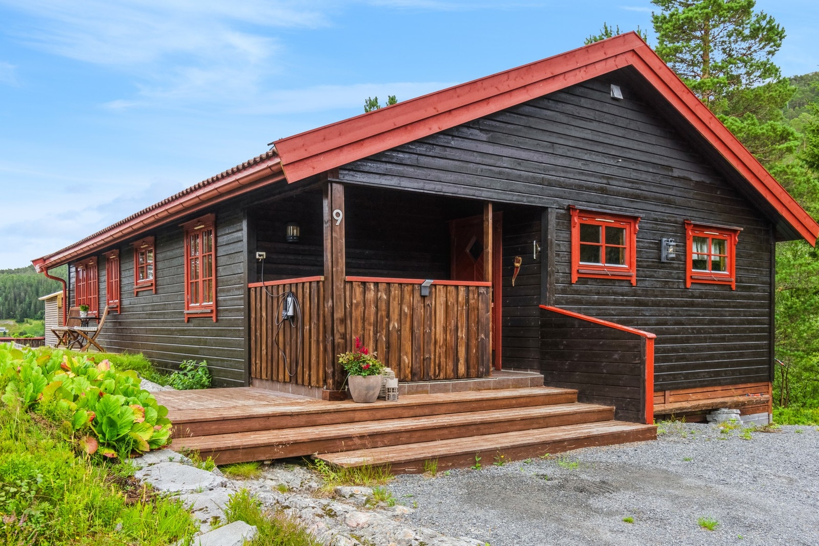 Romslig inngangsparti med platting på totalt 10 kvadratmeter. Galleribilde