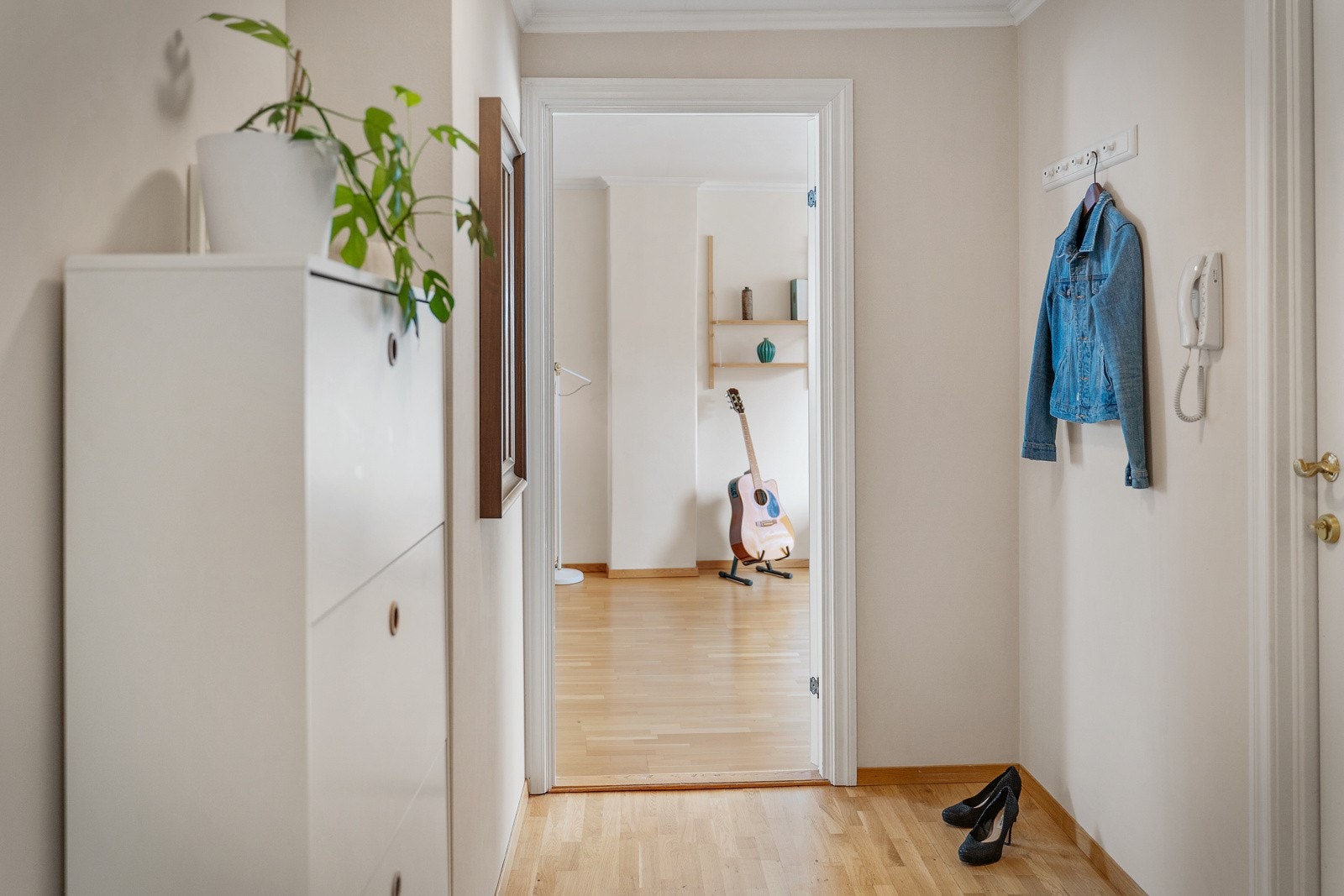 - Entré/gang med dørklokke og god gardeobeplass - Galleribilde