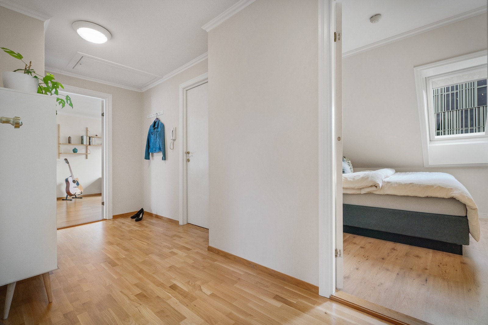 - Romslig gang med tilkomst til loft. Det er godt med lagringsplass på loftet - Galleribilde