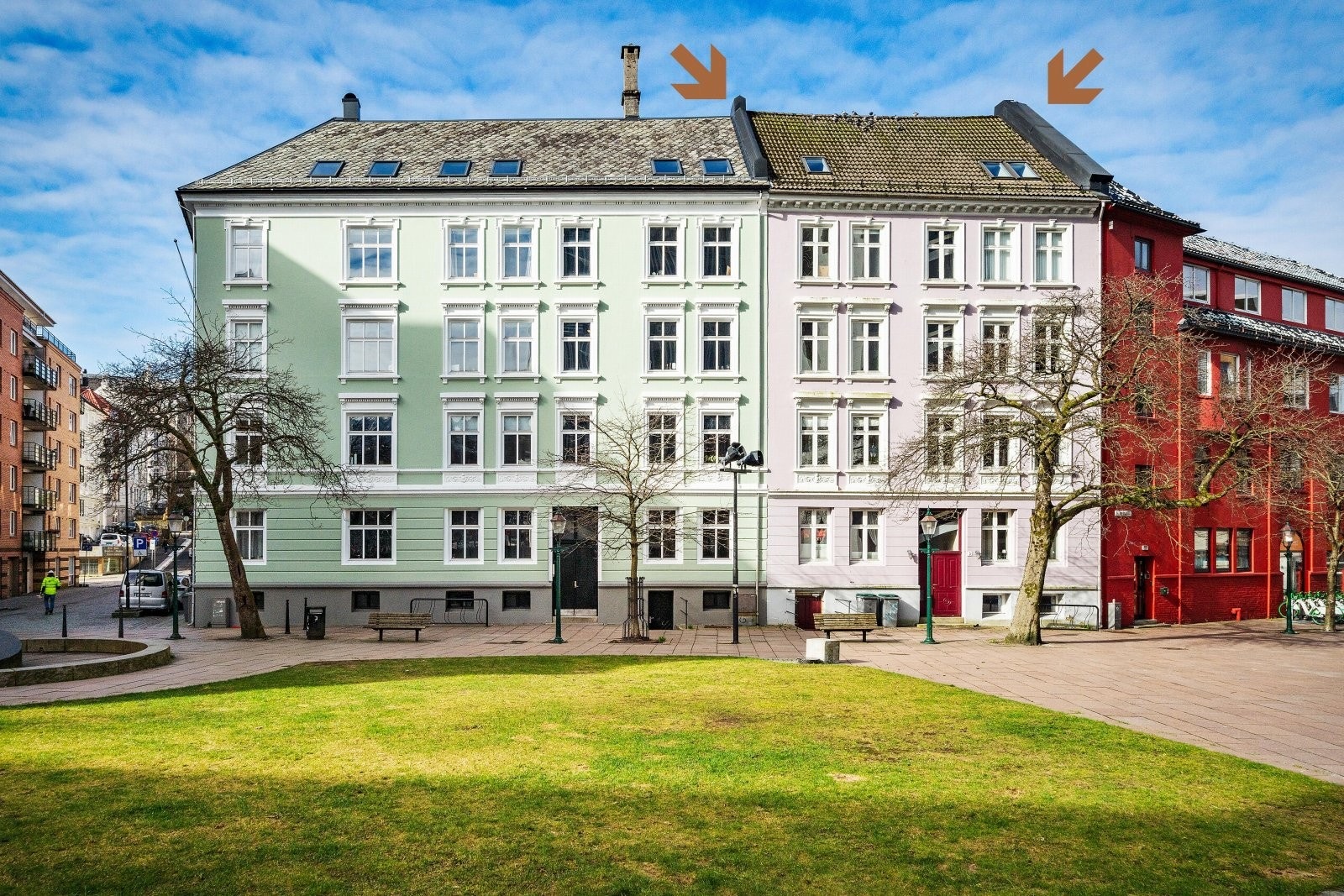 - Svært god beliggenhet midt i sentrum med stor, åpen plass like utenfor. Rolig beliggenhet i øverste etasje. - Galleribilde