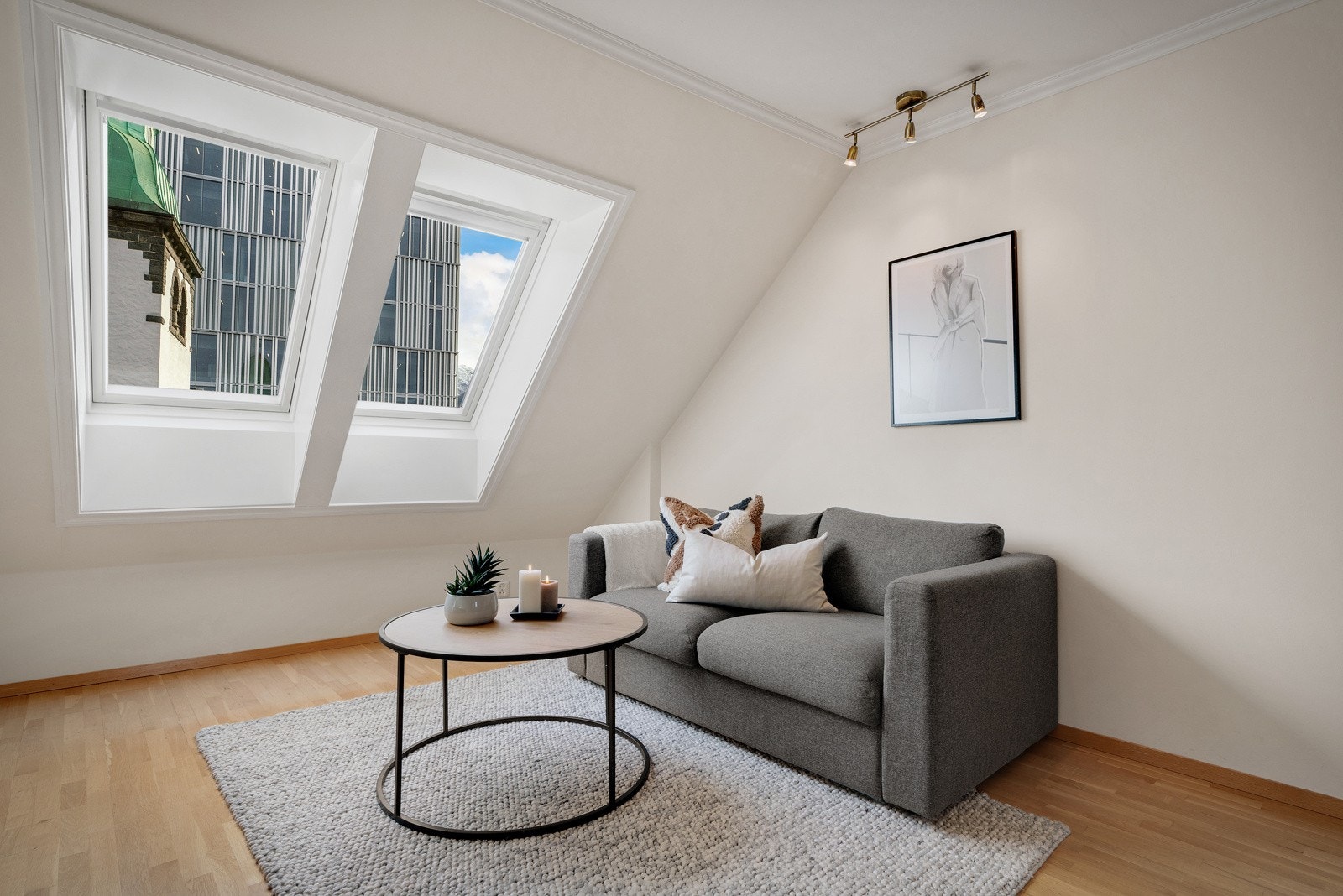 - To gode velux vindu gir godt lysinnslipp og fin utsikt mot Ulriken og Fløien - Galleribilde