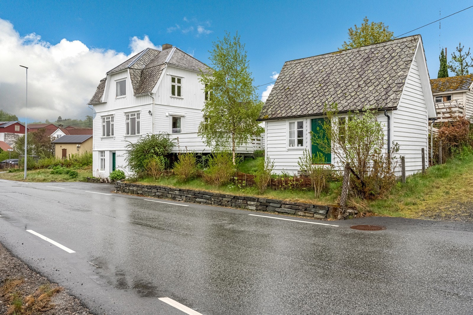 Bebyggelsen består av enebolig med underetasje, 1. etasje og loft. Frittliggende anneks. Galleribilde