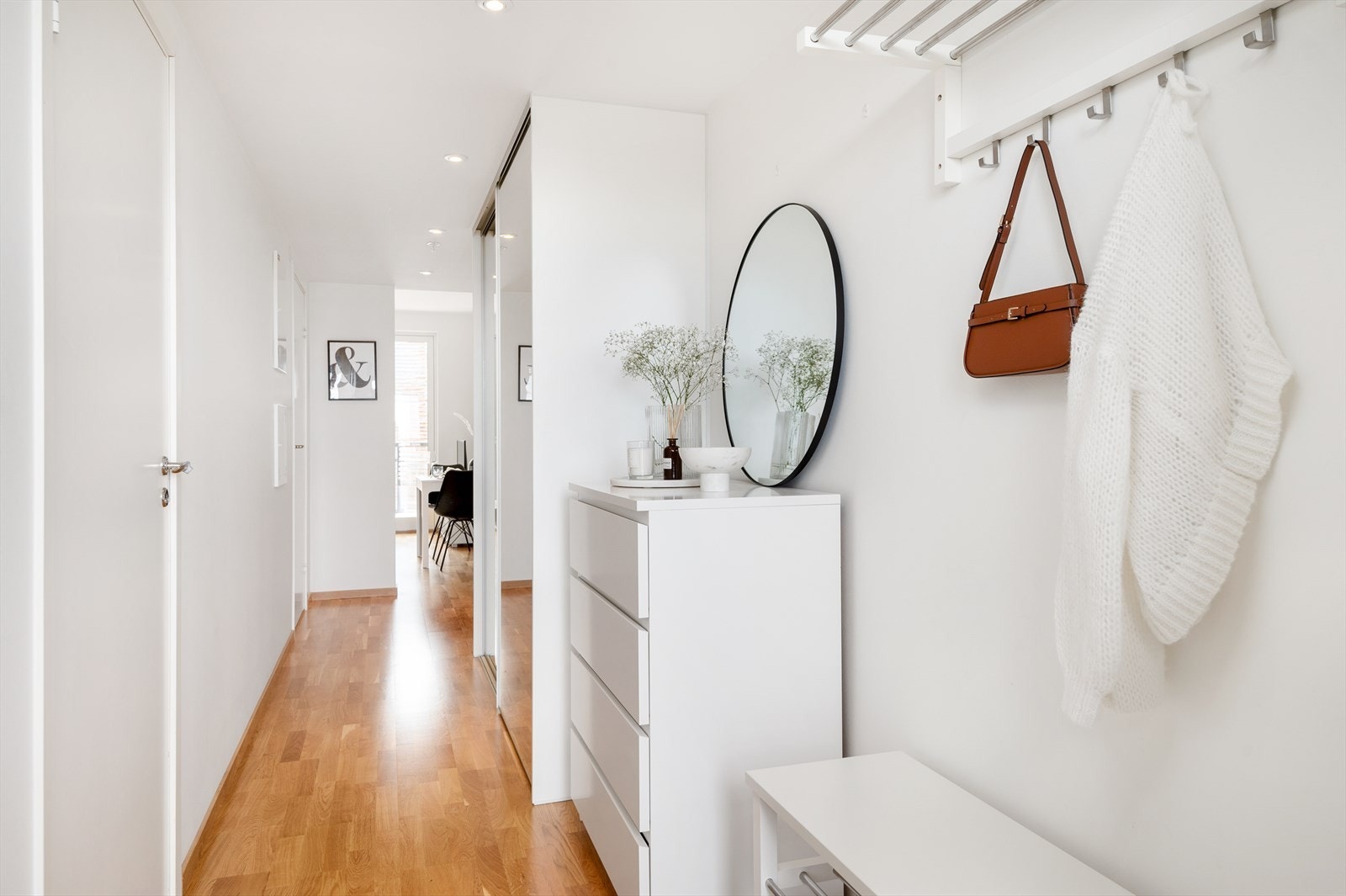 Her kommer man inn i en lys og stor entré på 10 m² med god plass til garderobeskap eller kommode for oppbevaring av yttertøy og sko. Her har man også en plassbygd skyvedørsgarderobe med gunstige oppbevaringsløsninger. Galleribilde