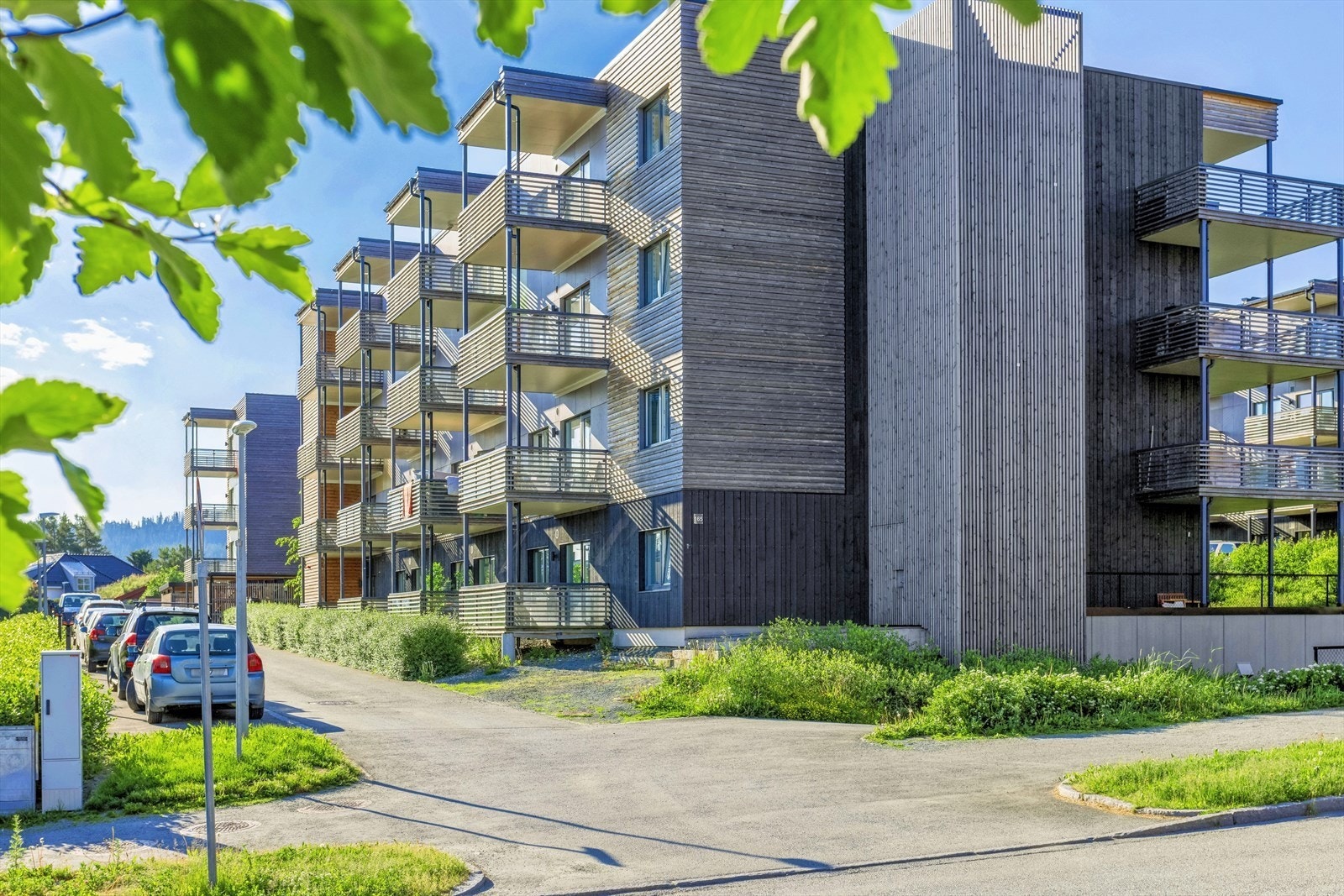 Leiligheten ligger i et pent opparbeidet uteområde med fine fellesområder rundt hjemmet som kan benyttes av både store og små. Galleribilde