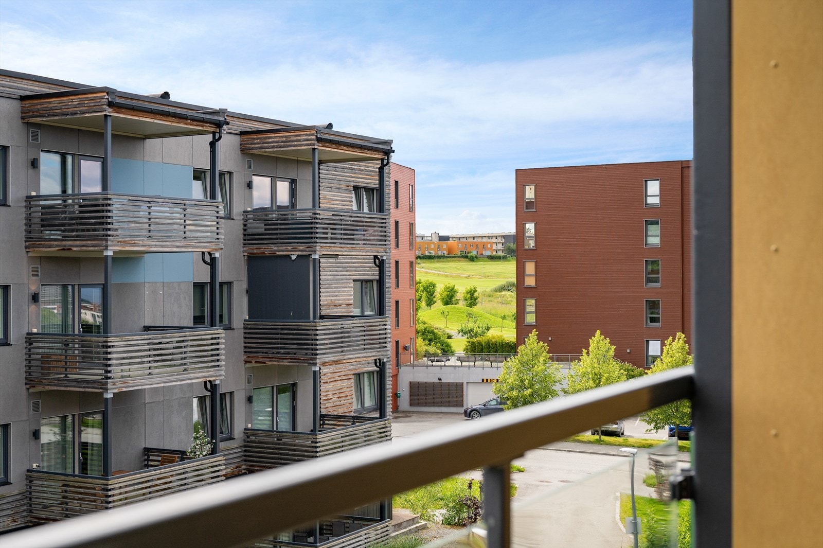 Leiligheten som ble ferdigstilt i 2016 er en del av et høysatsningsprosjekt som er bygget etter passivhusstandard, noe som sørger for lavt energiforbruk og rimelige bokostnader gjennom blant annet fjernvarme og god isolering. Galleribilde