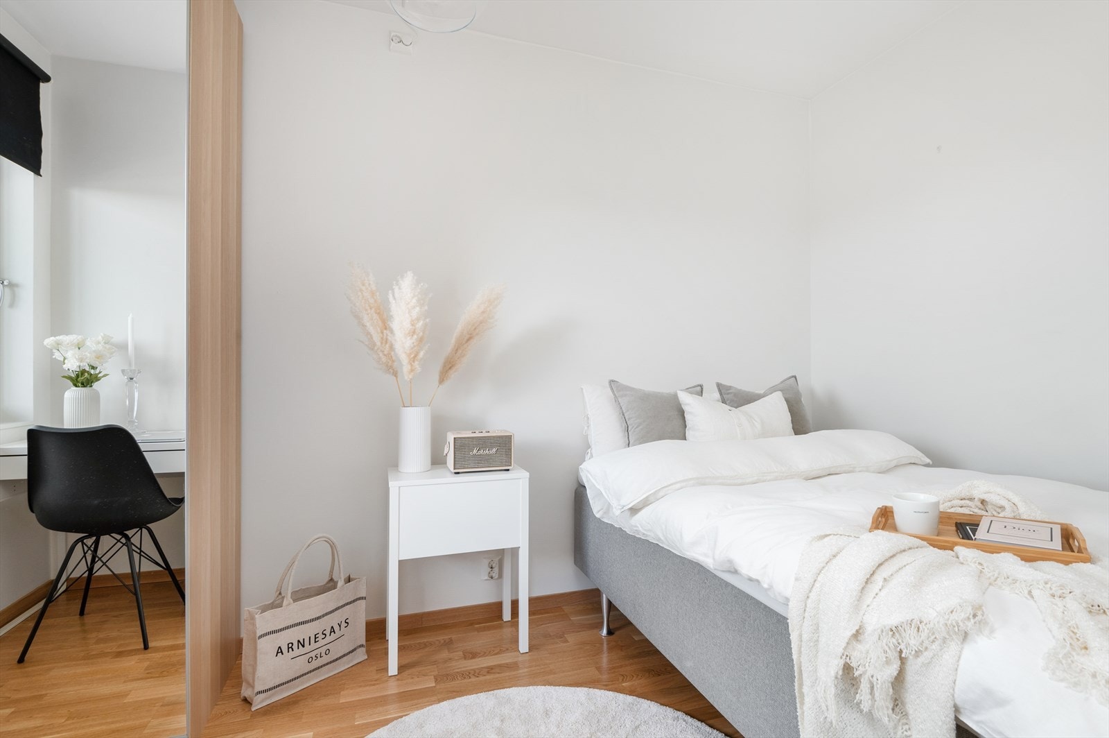 Soverommet på 7,5 m² oppleves som svalt og er oppmalt i en hvit, klassisk fargetone. Her har man god plass til dobbeltseng, nattbord og garderobeskap for oppbevaring. Rommet får inn godt med naturlig dagslys fra vindusflatene. Galleribilde