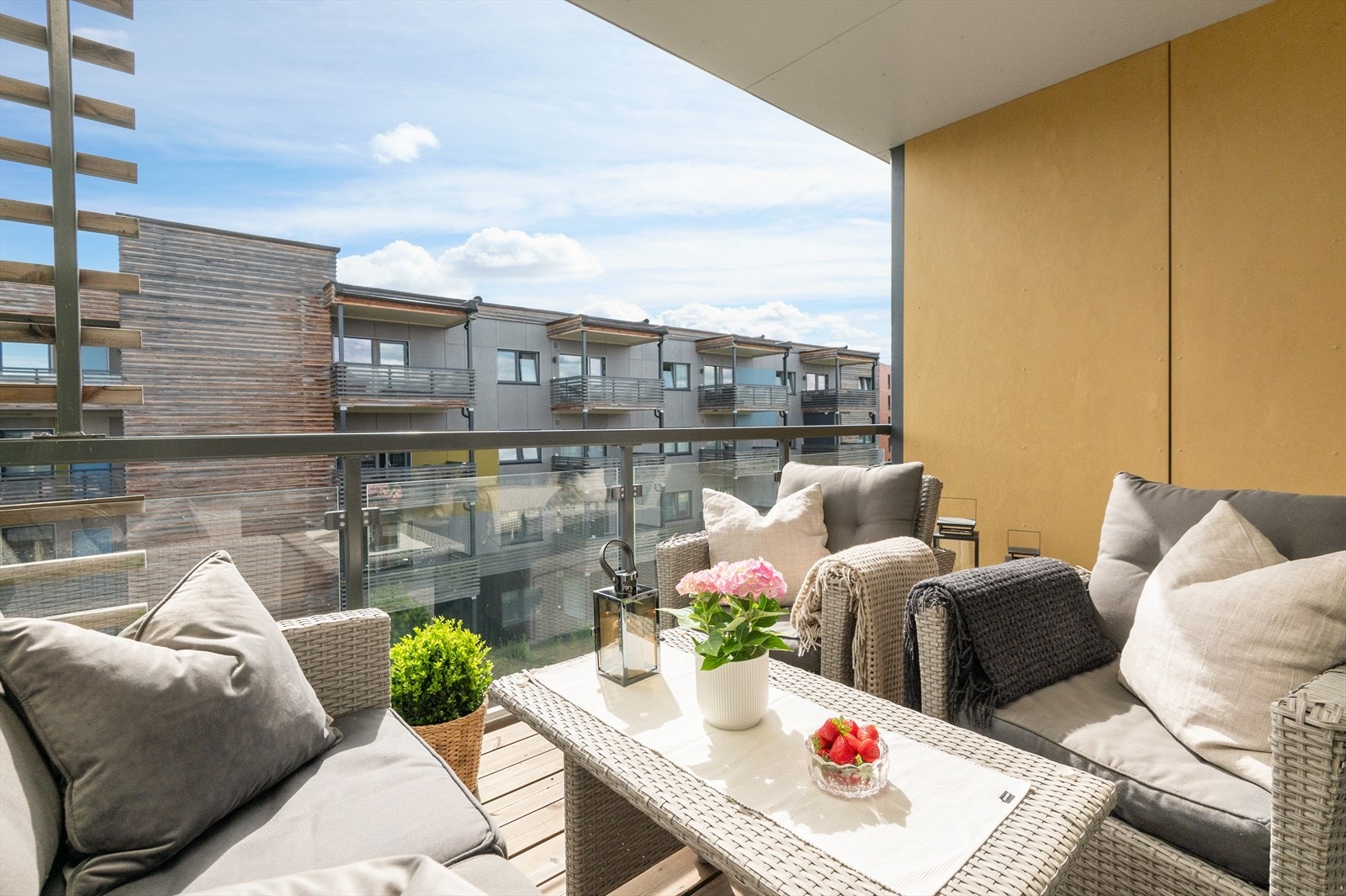 Fra allrommet er det direkte utgang til egen sørvendt og overbygd balkong på 9 m² som enkelt fungerer som en forlengelse av oppholdsrommet på vår- og sommerhalvåret. Galleribilde