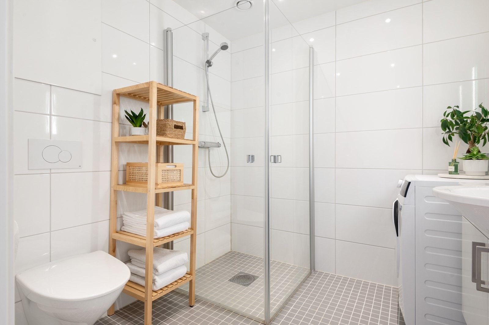 Rommet for velvære er utstyrt med dusjhjørne, mekanisk avtrekk, toalett, rørfordelerskap, stoppeventil, vannmåler, energimåler, servant i skap og opplegg for vaskemaskin. En praktisk hylle står for gunstige lagringsmuligheter og vil følge handelen. Galleribilde
