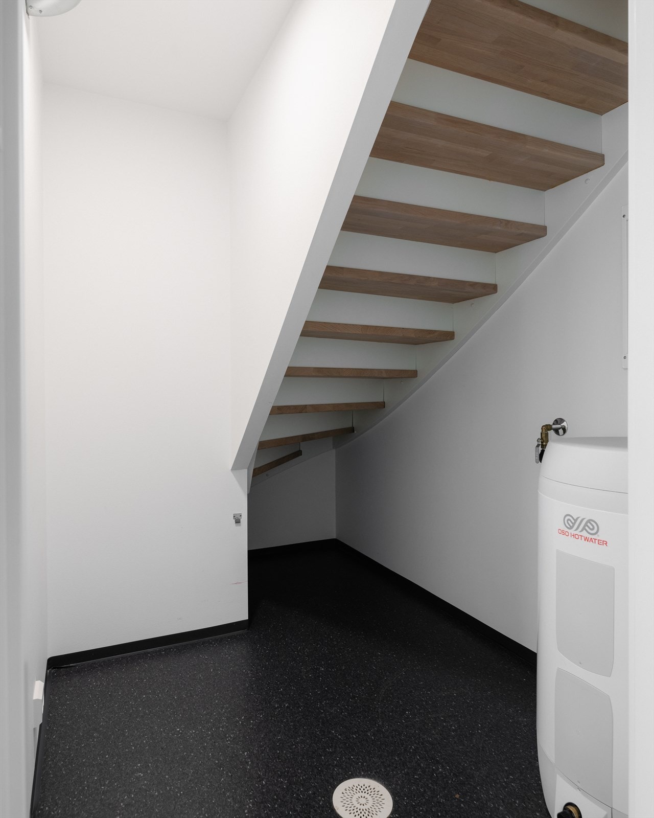 Praktisk innvendig bod under trappen. Galleribilde