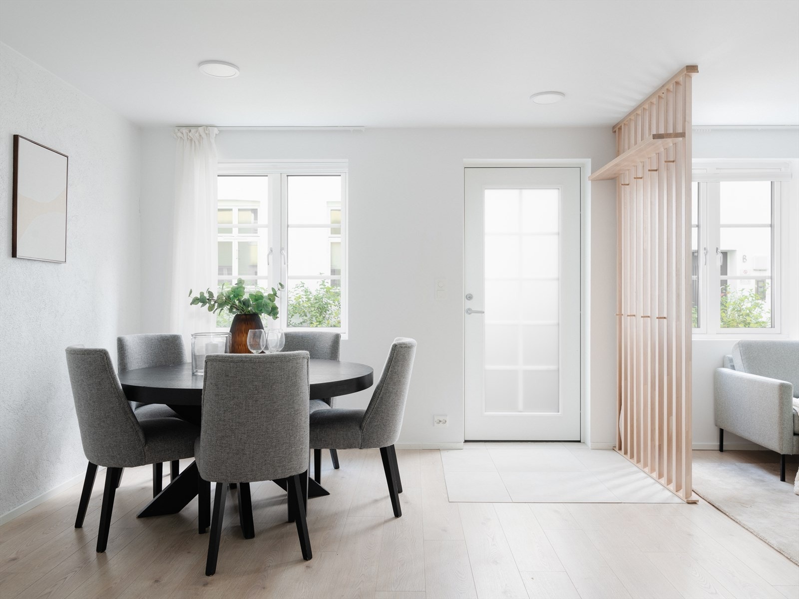 Spisegruppen finner sin naturlige plass ved vinduet. Her er det god plass til å utvide bordet og dekke på til mange gjester. Galleribilde