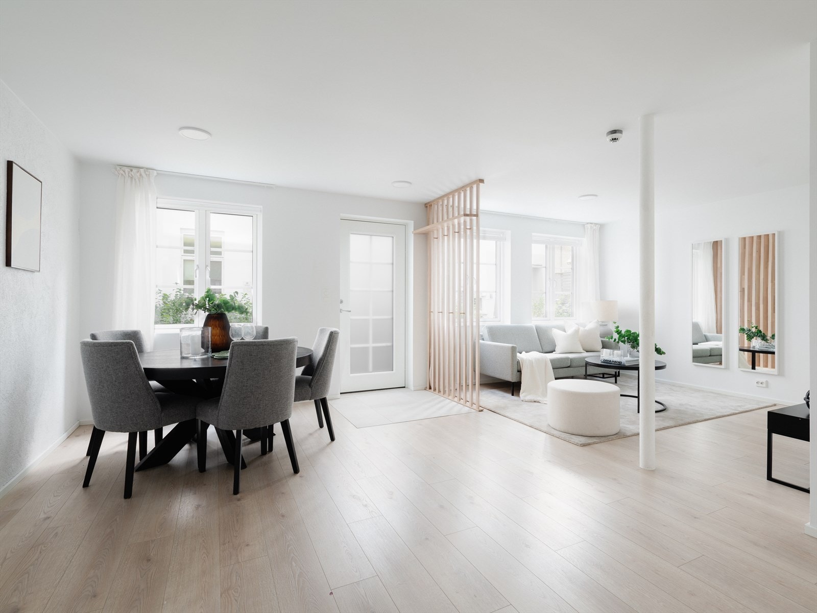 Velkommen inn! Innvendig møtes du av en luftig atmosfære og moderne preg. Galleribilde