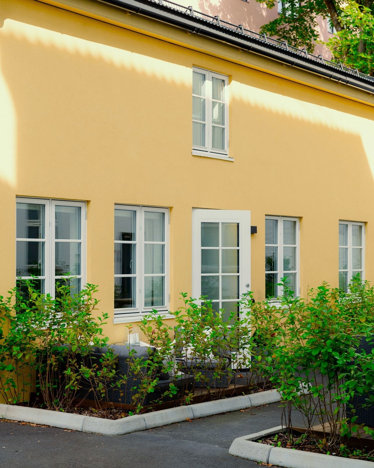 Stallbygningen er opprinnelig fra starten av 1900-tallet, og senere totalrenovert i 2022. Galleribilde