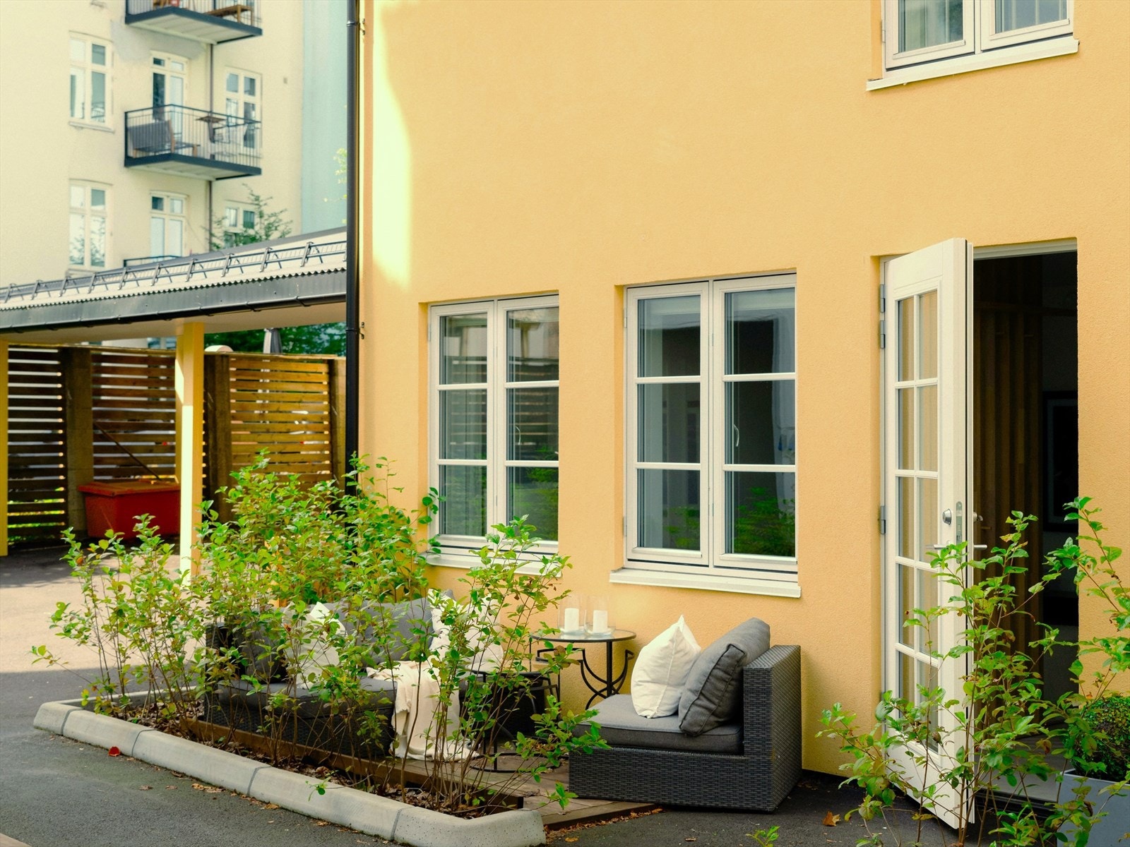 Bakgården er pent opparbeidet med beplantning og sittegrupper. Galleribilde