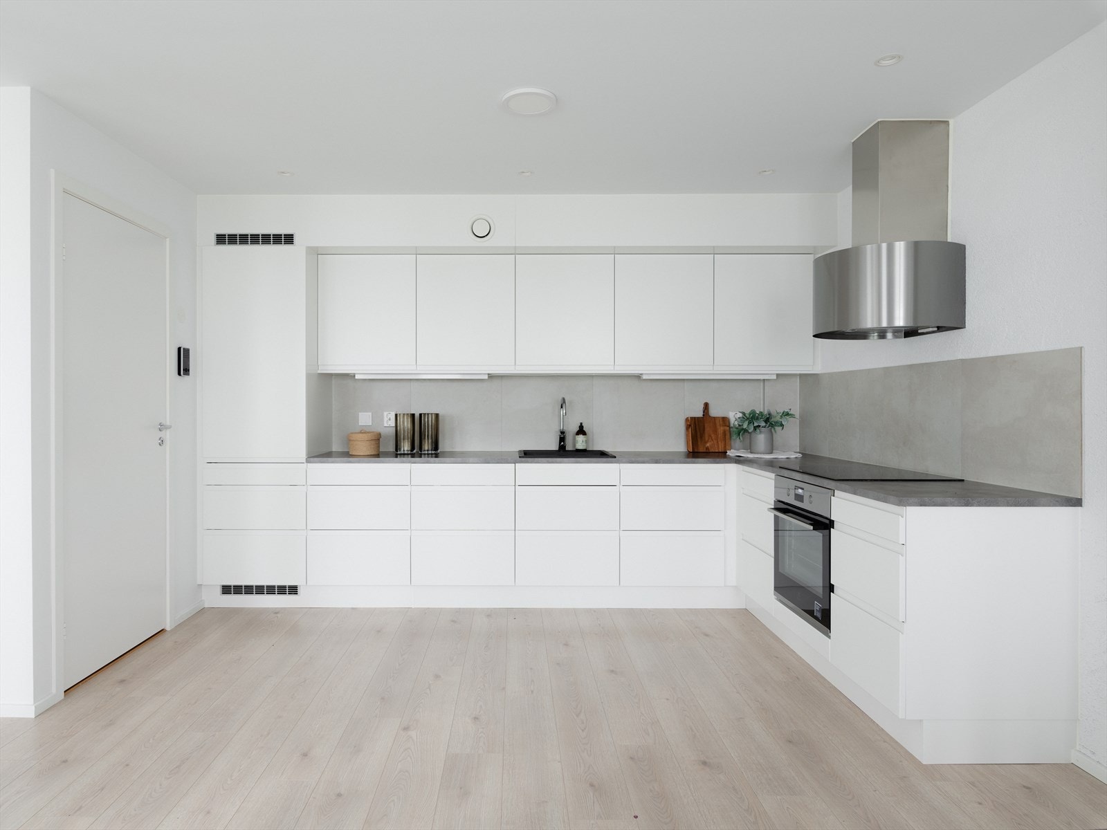 Boligen har et romslig kjøkken med rikelig skap- og benkeplass. Innredningen er fra kvalitetsleverandøren HTH og består av en tidløs kombinasjon av hvite fronter med intregrert grep og grå laminat benkeplate med nedfelt kum i stål. Galleribilde